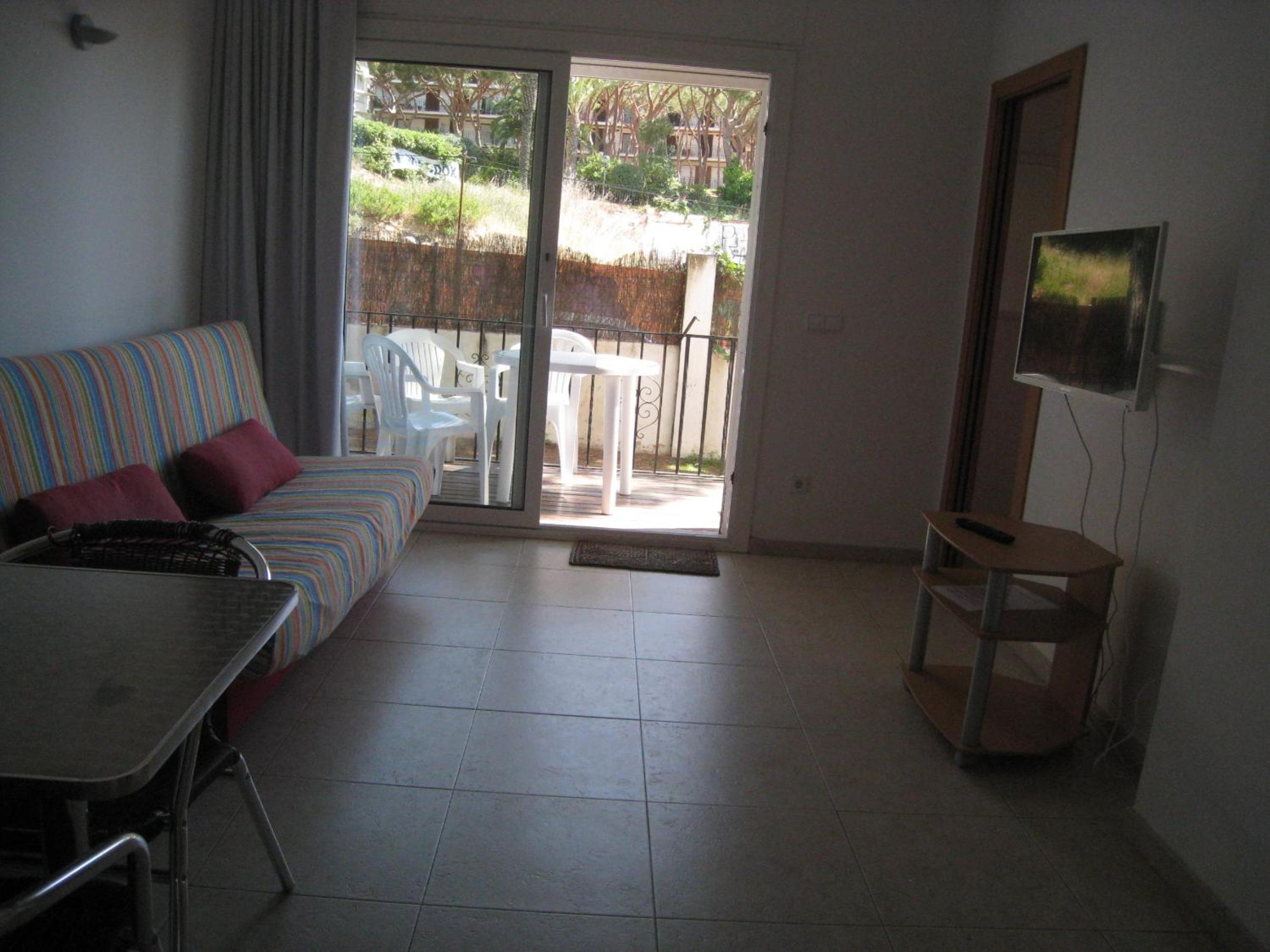 Apartamento de Dos Habitaciones en Planta Baja con Vista Parcial al Mar