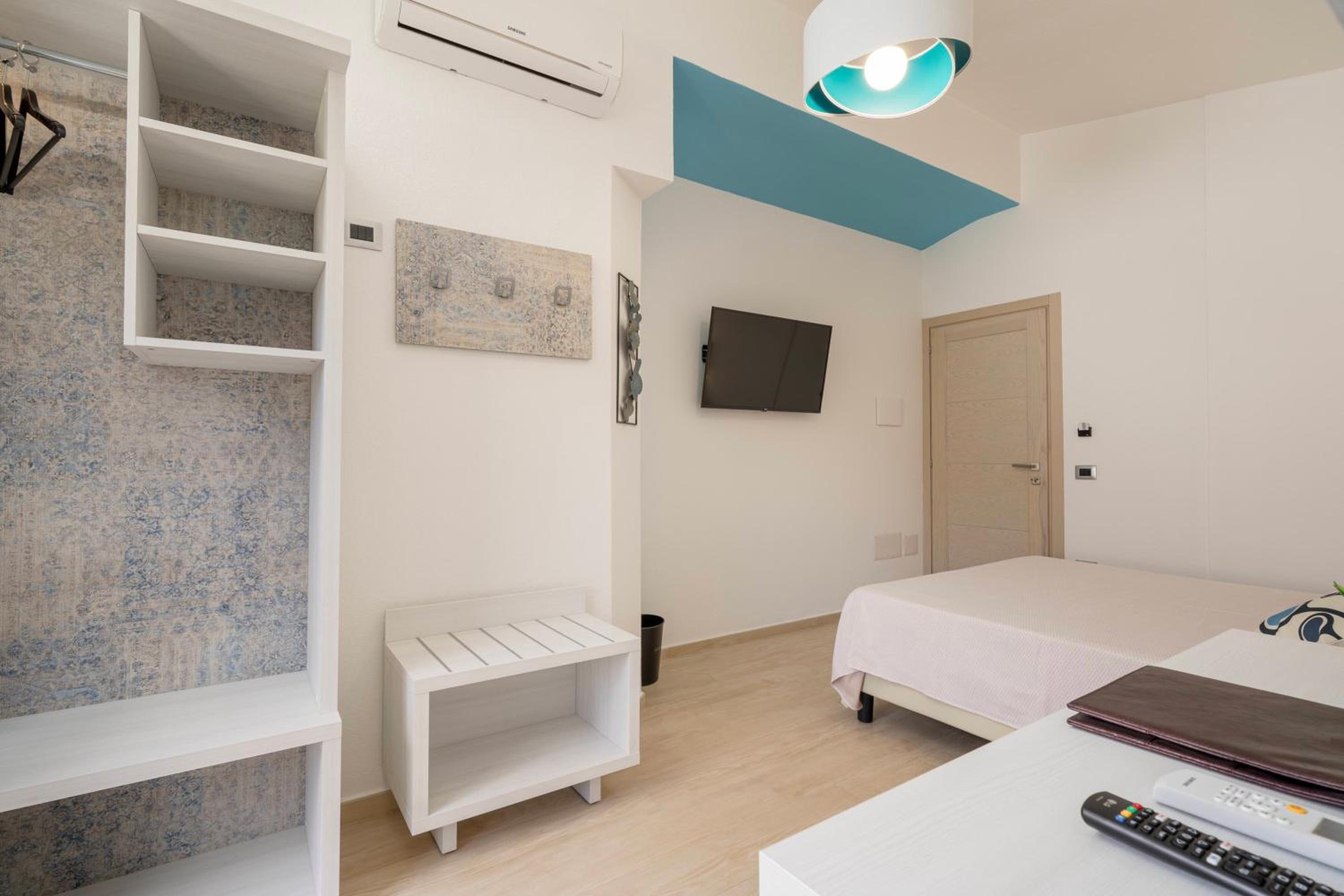Double Room with Side Sea View - Photo 10