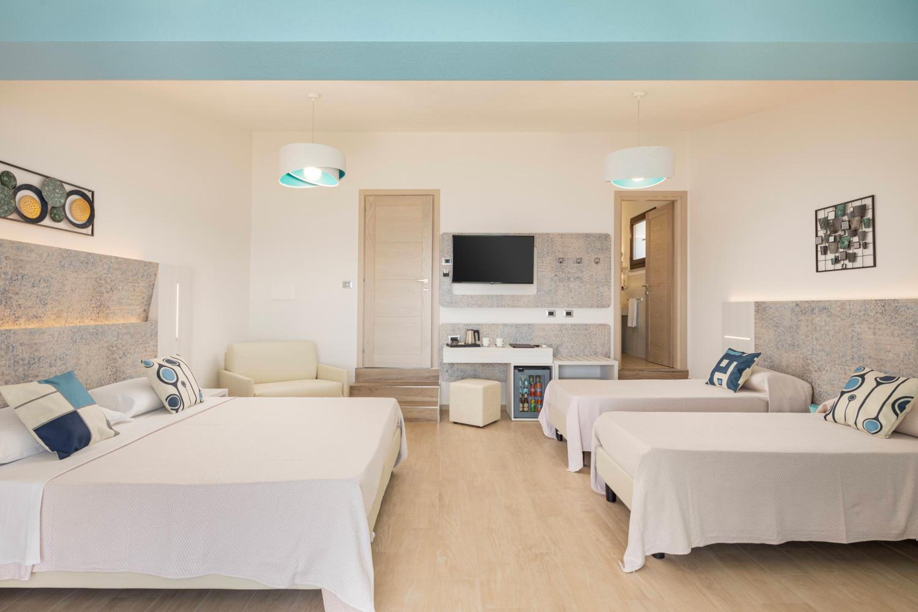Deluxe Double or Twin Room with Sea View - Photo 1