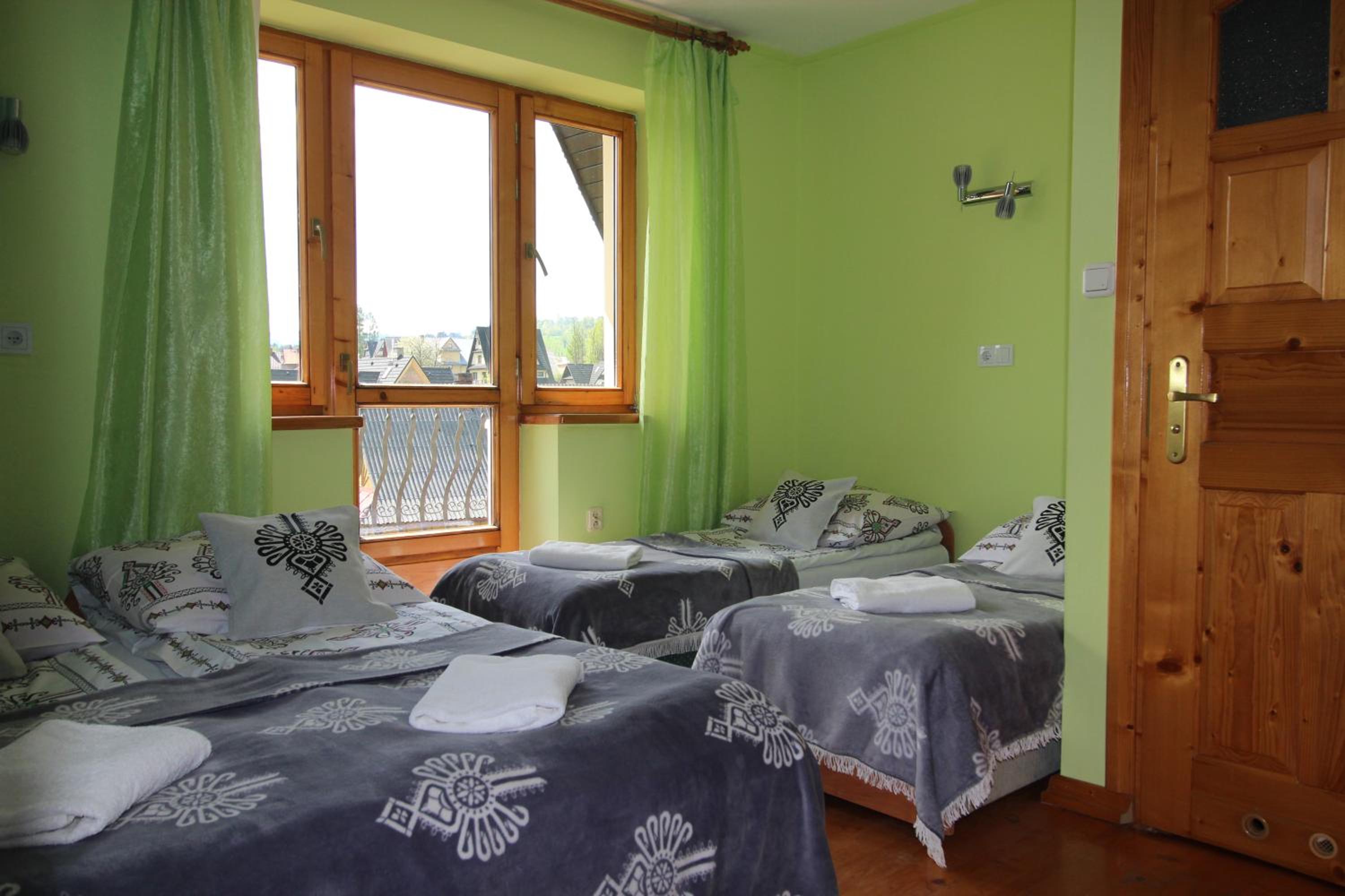 Quadruple Room with Balcony - Photo 10