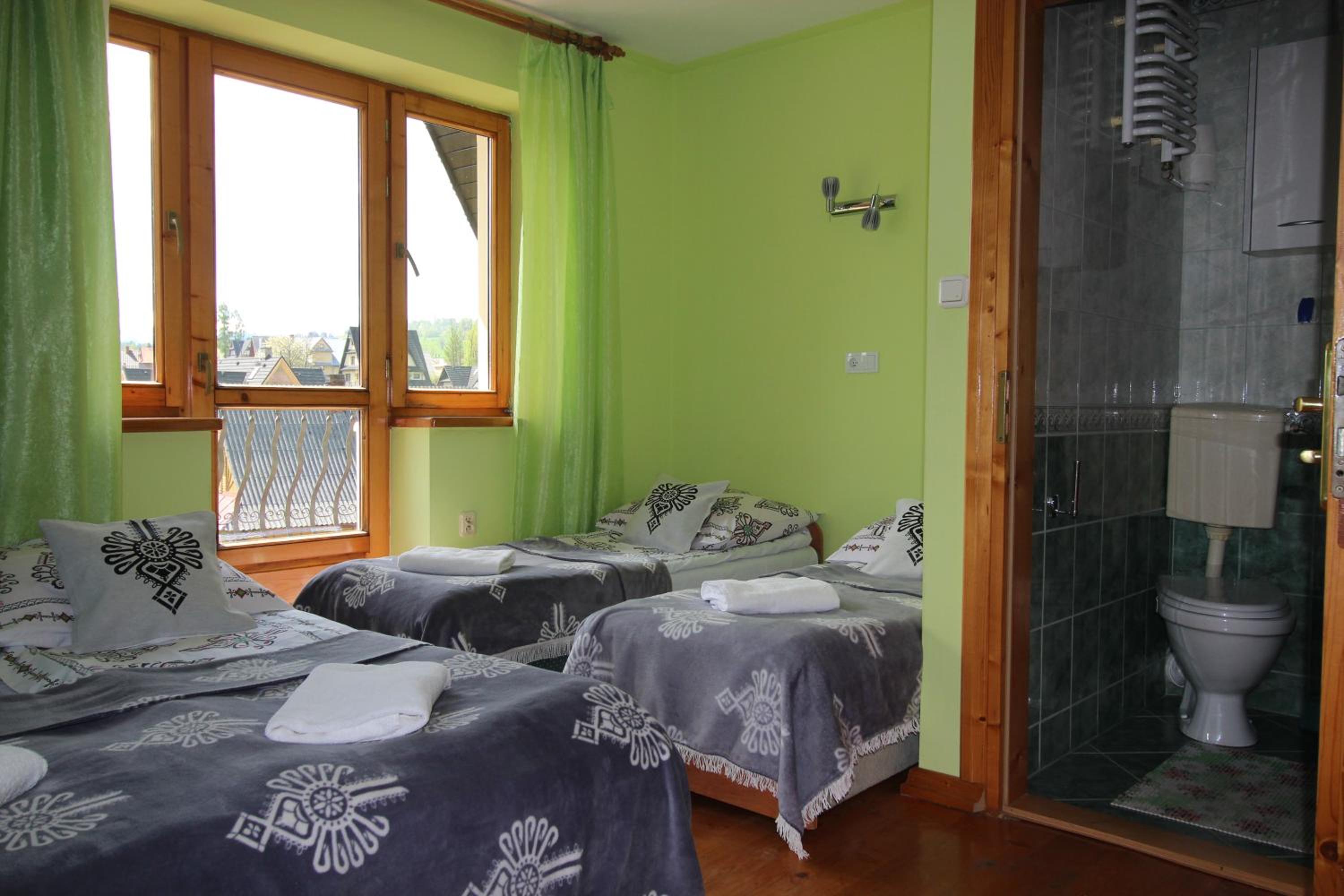 Quadruple Room with Balcony - Photo 11