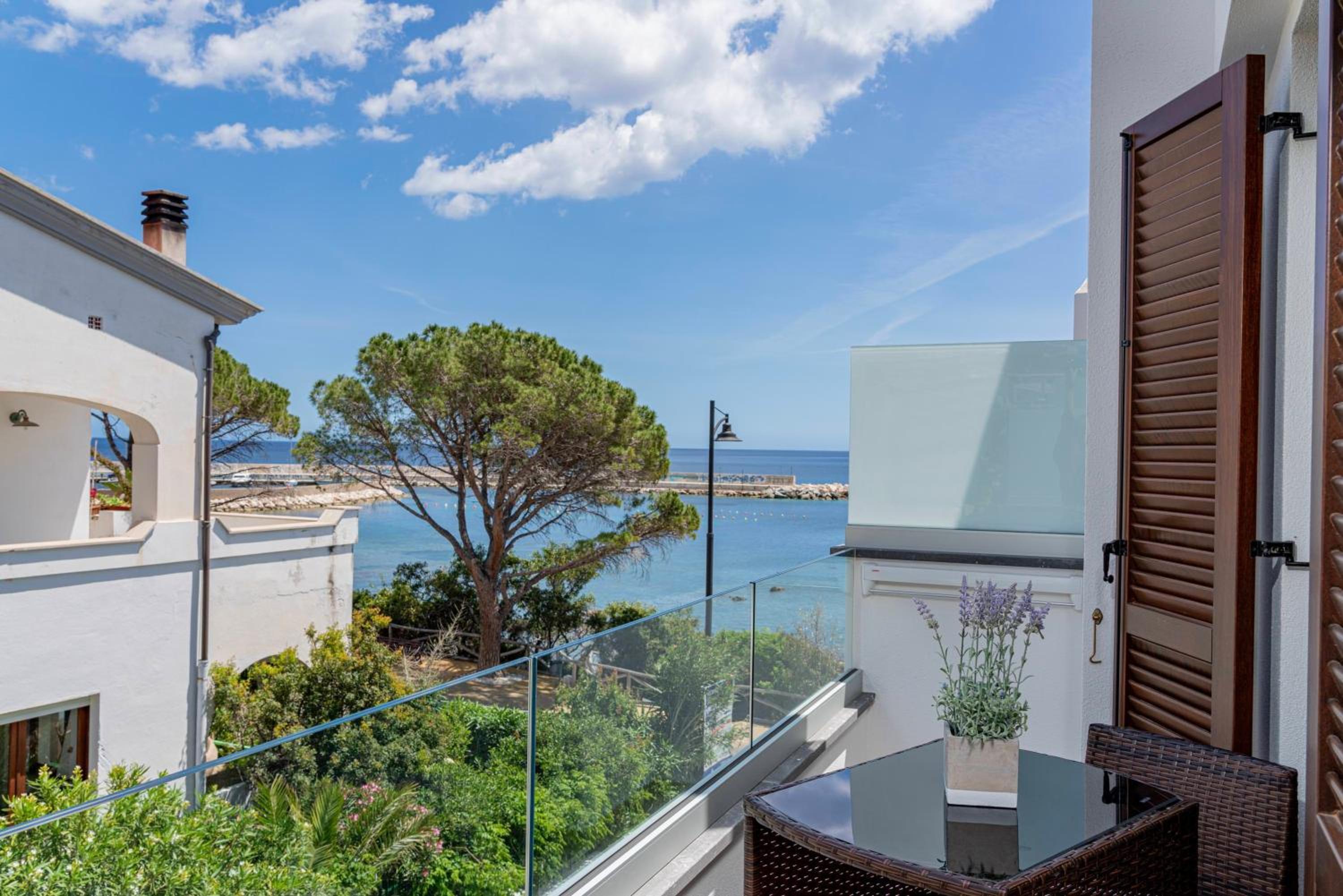 Double Room with Side Sea View - Photo 9