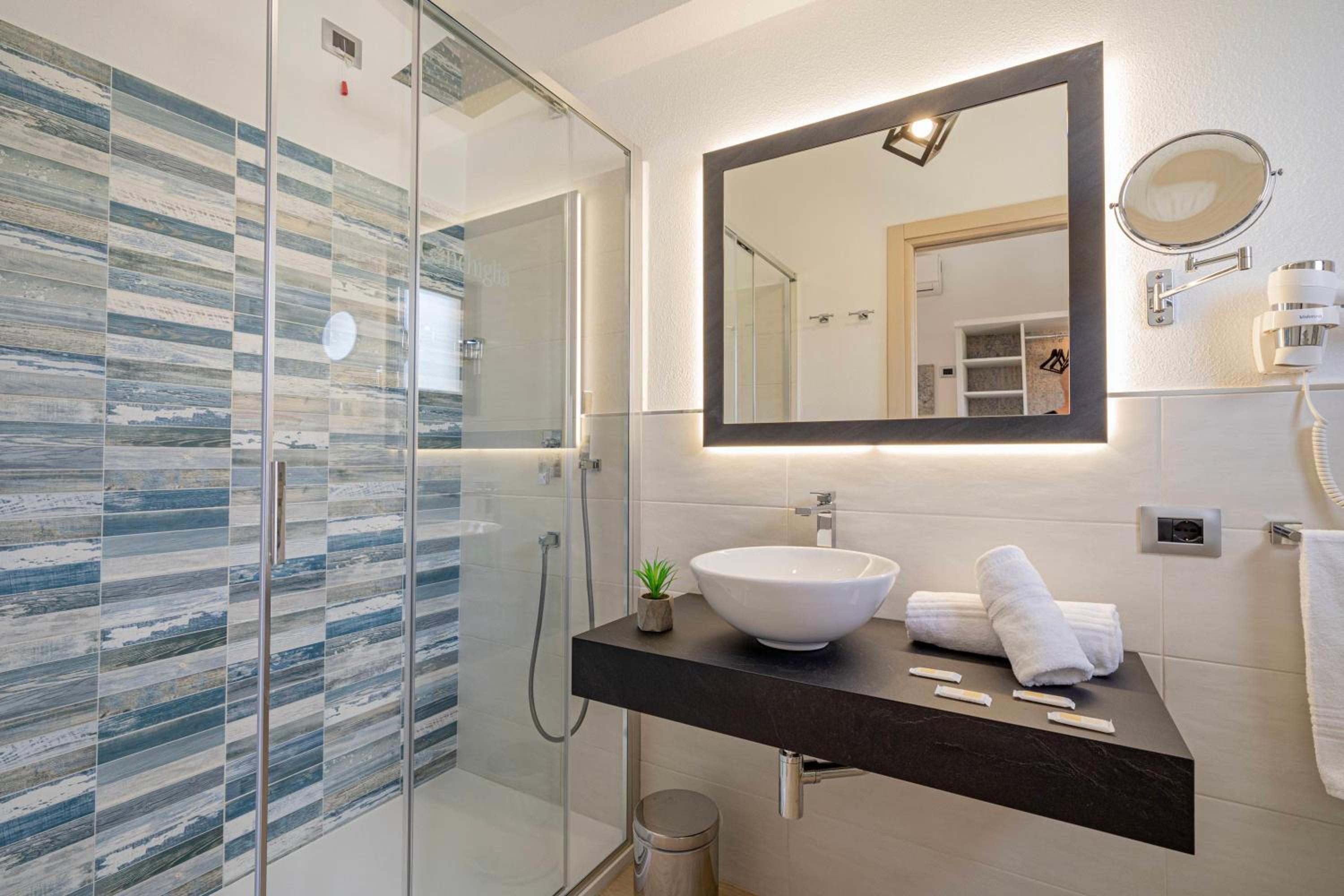 Double Room with Side Sea View - Photo 8