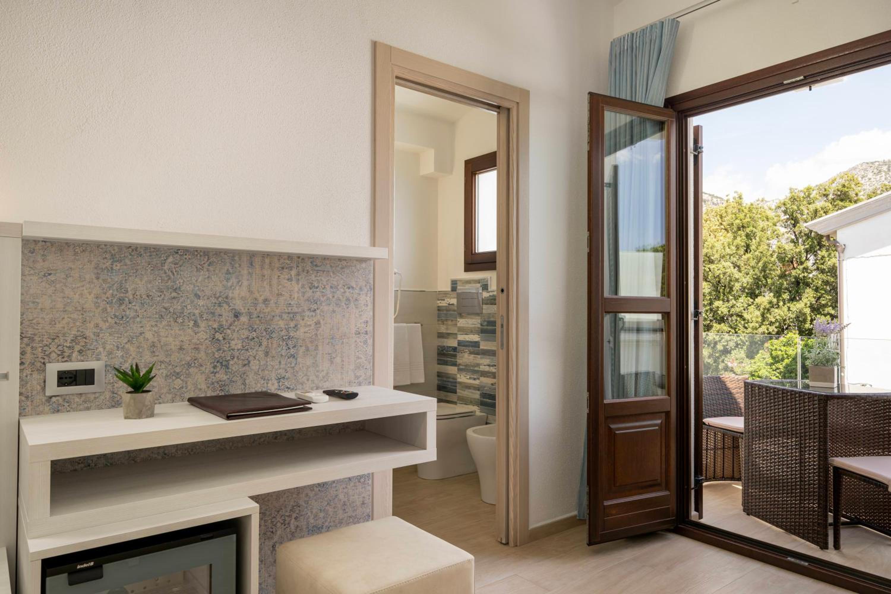 Double Room with Side Sea View - Photo 7