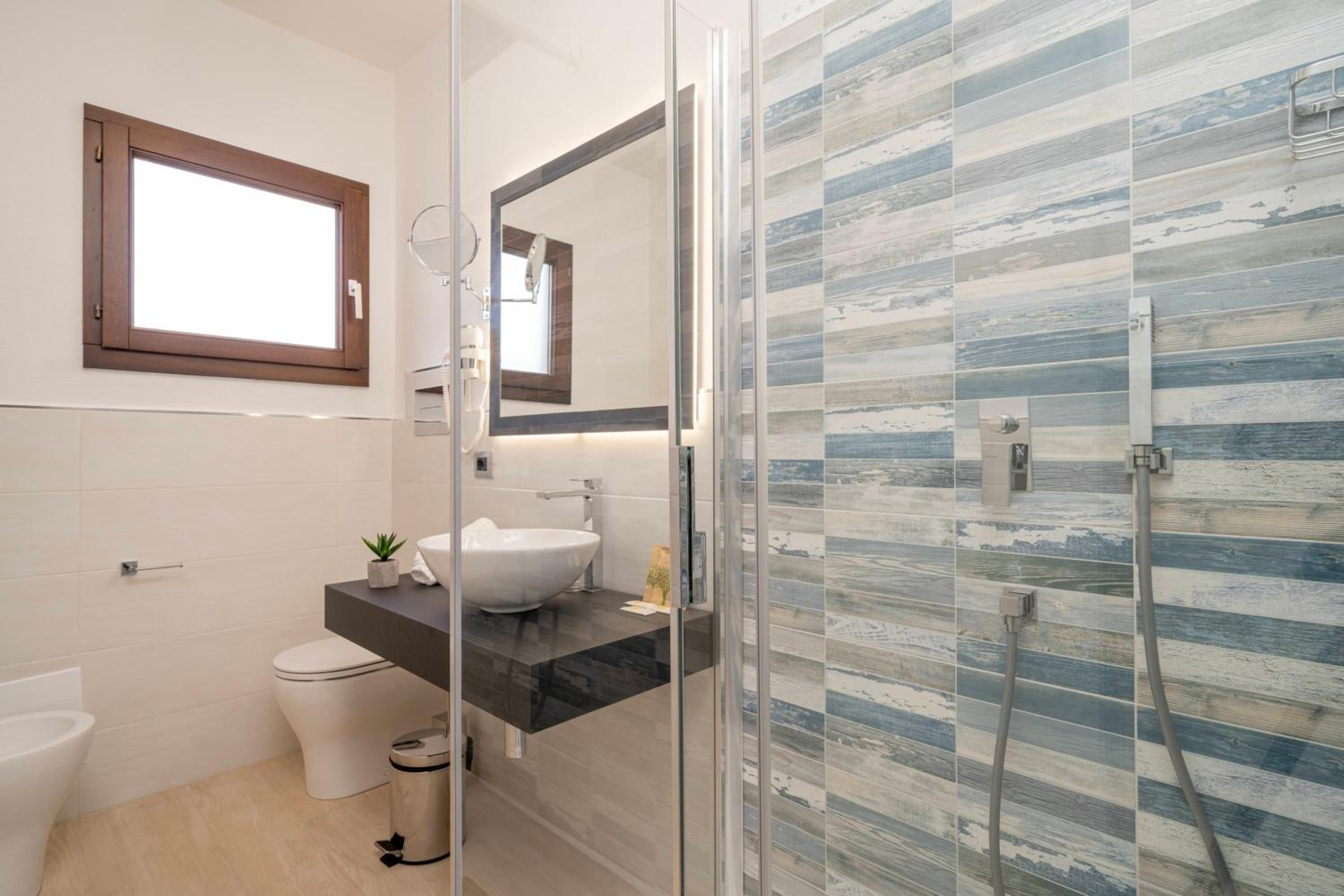 Double Room with Side Sea View - Photo 6
