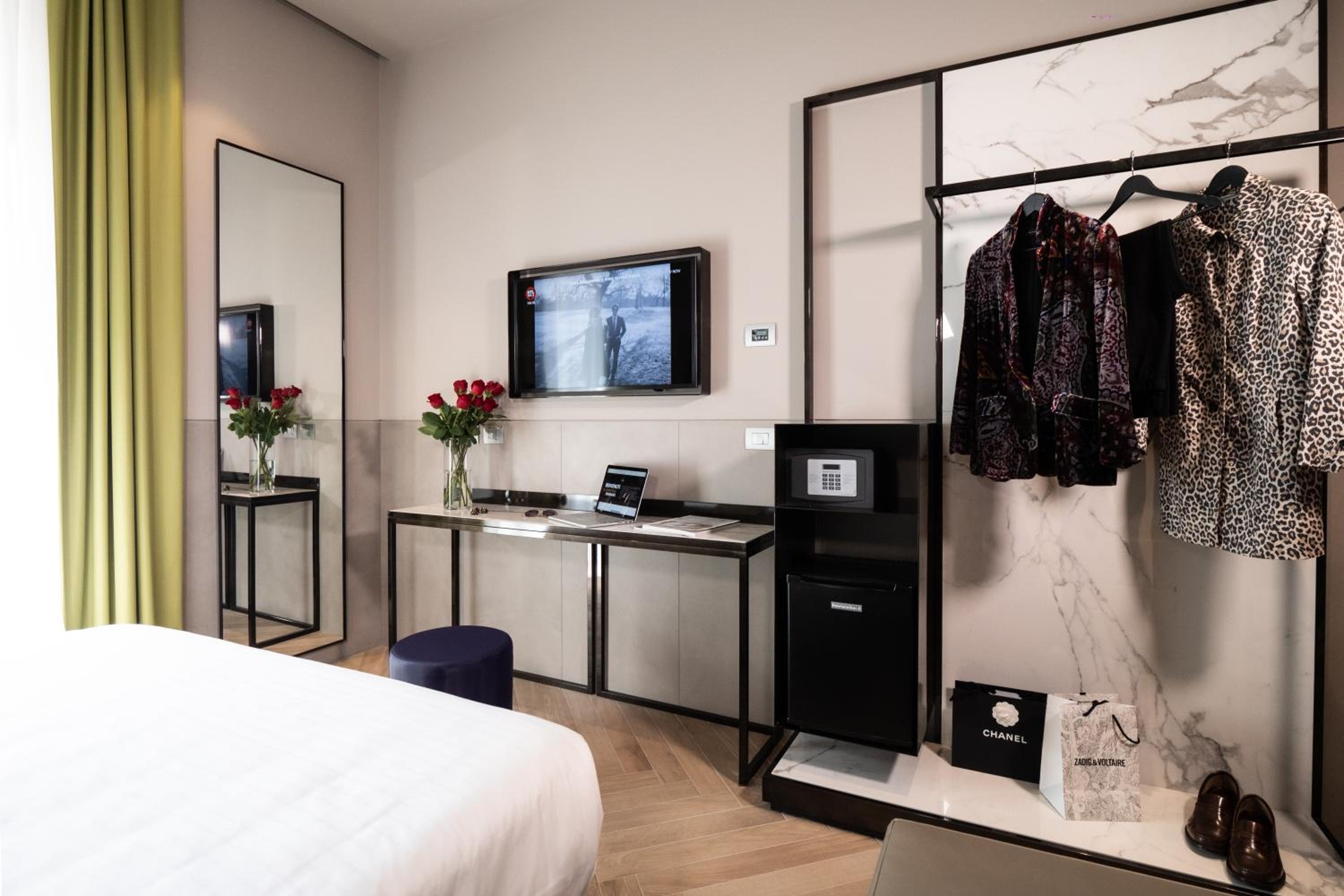 Double Room with Balcony thumbnail 5