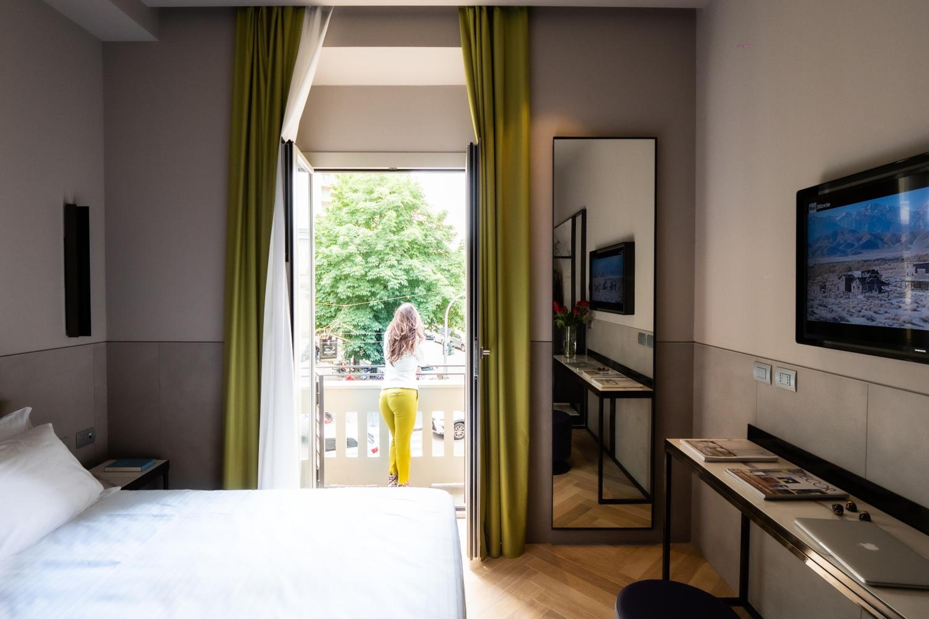 Double Room with Balcony thumbnail 6