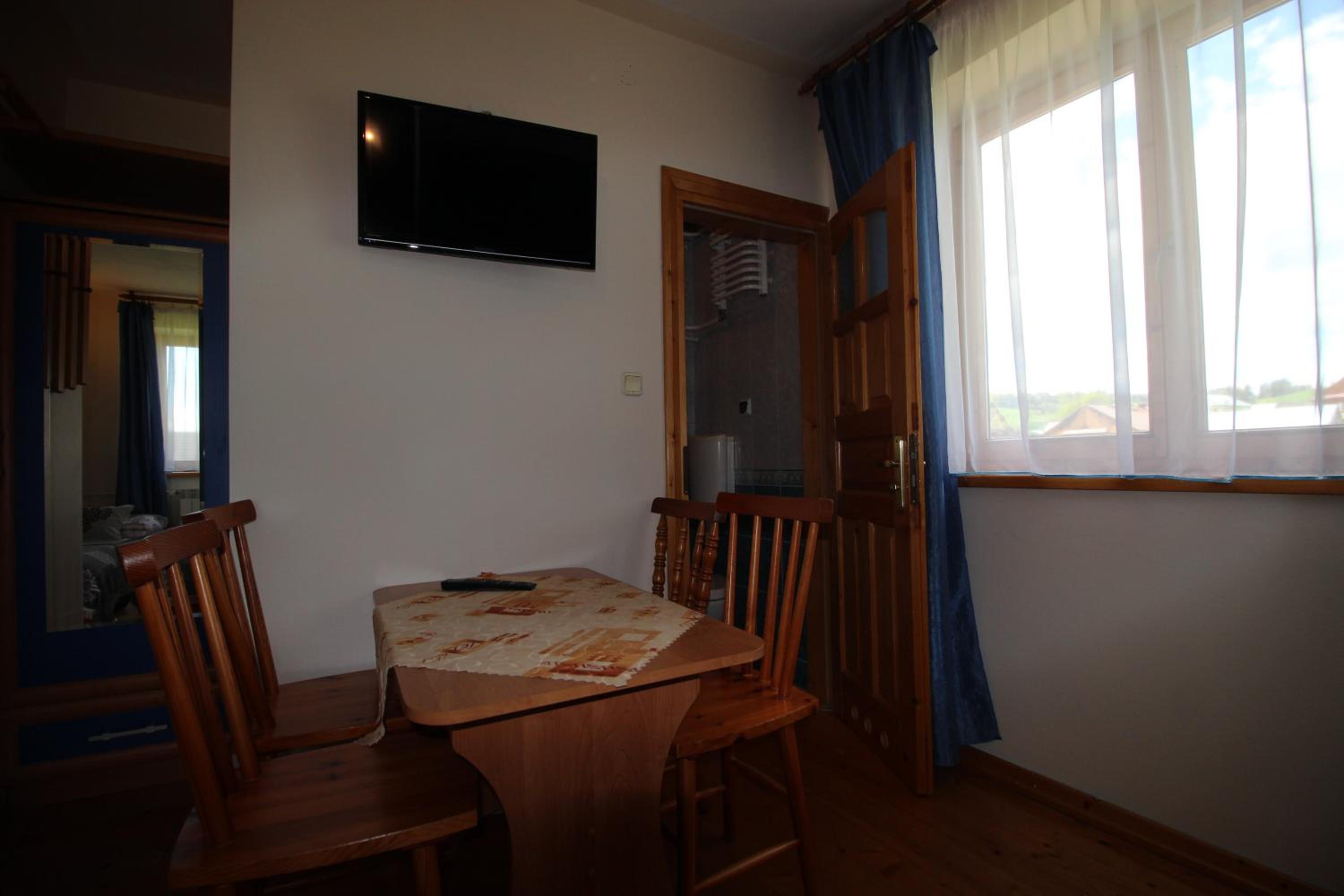 Economy Quadruple Room - Photo 8