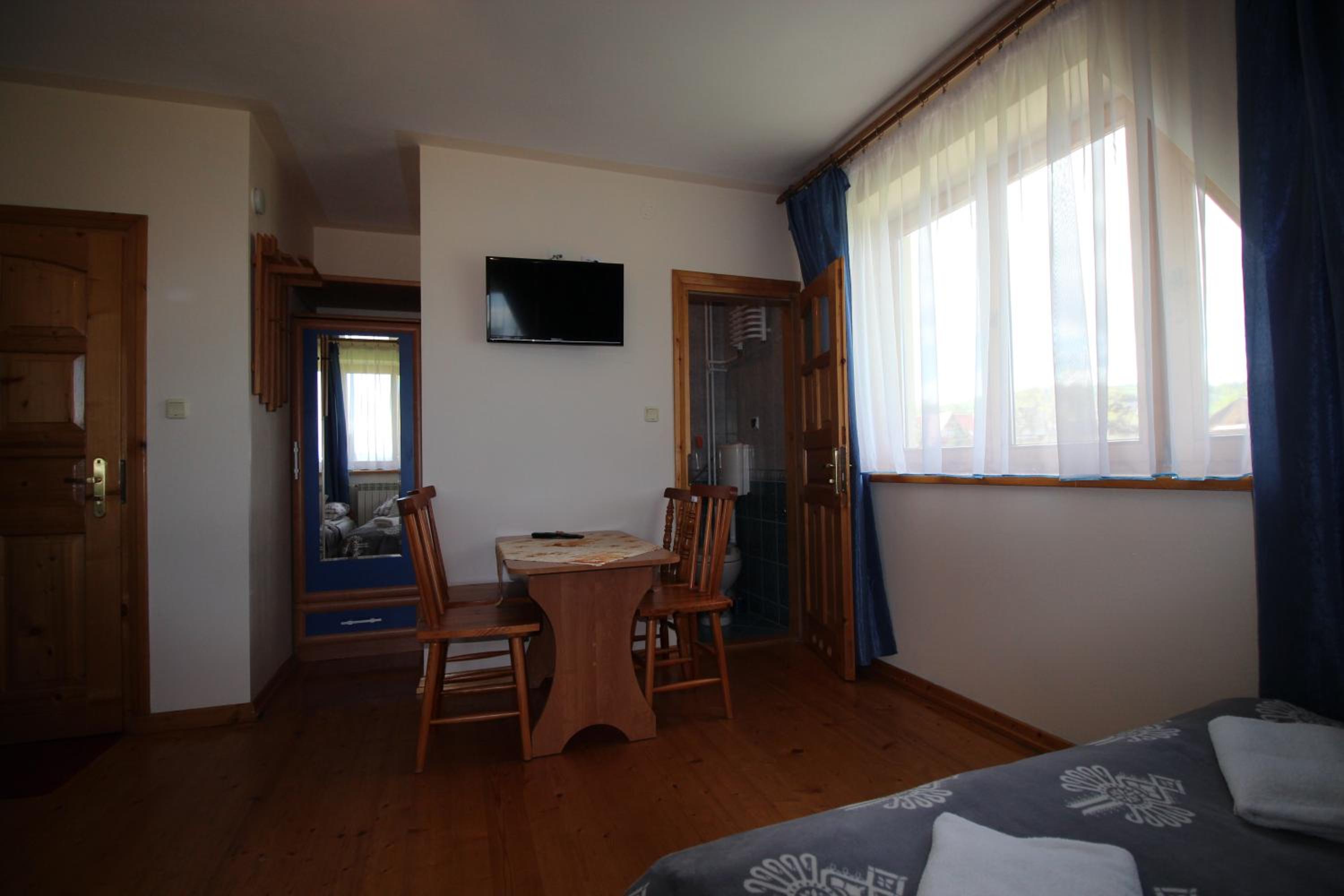 Economy Quadruple Room - Photo 9
