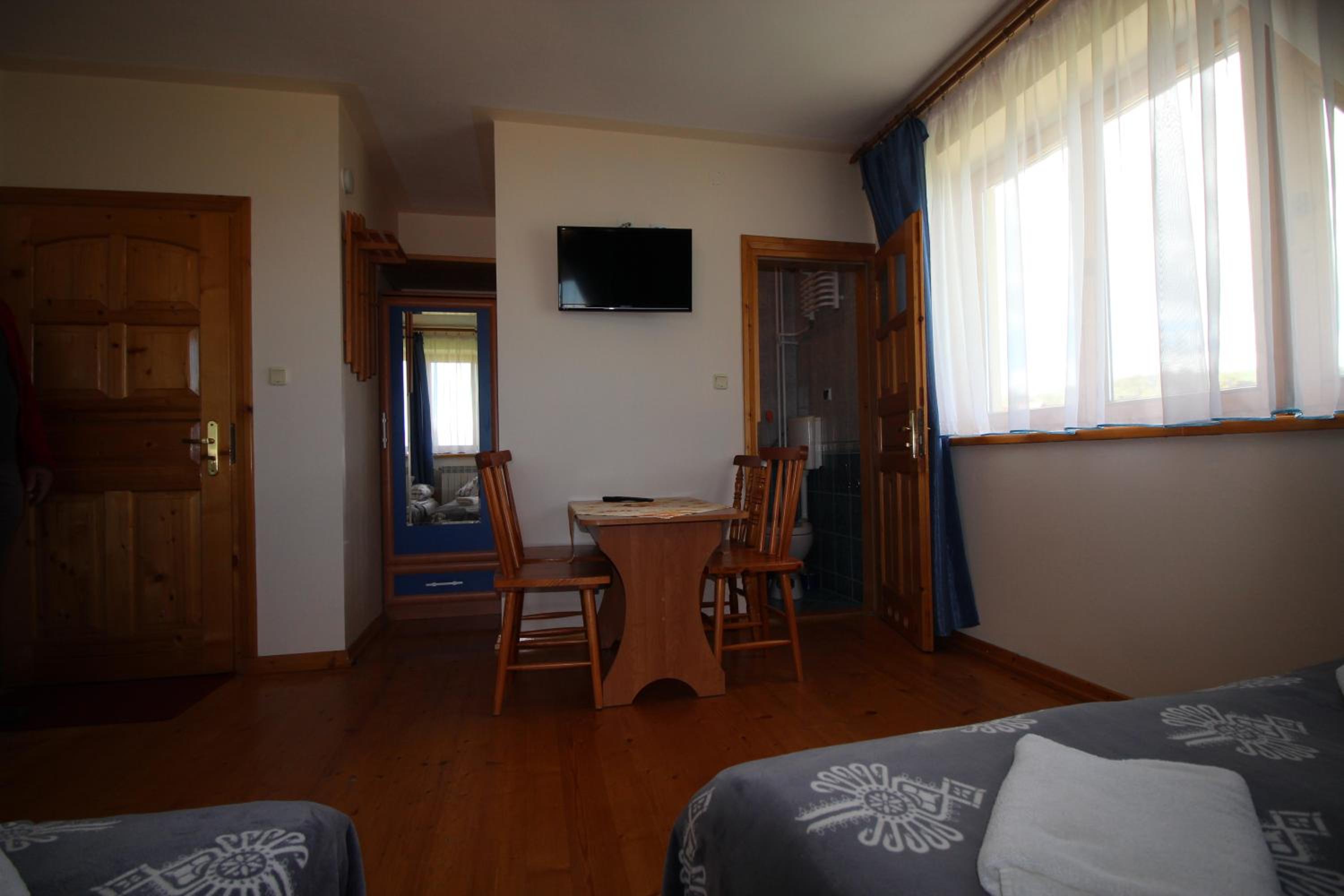 Economy Quadruple Room - Photo 10