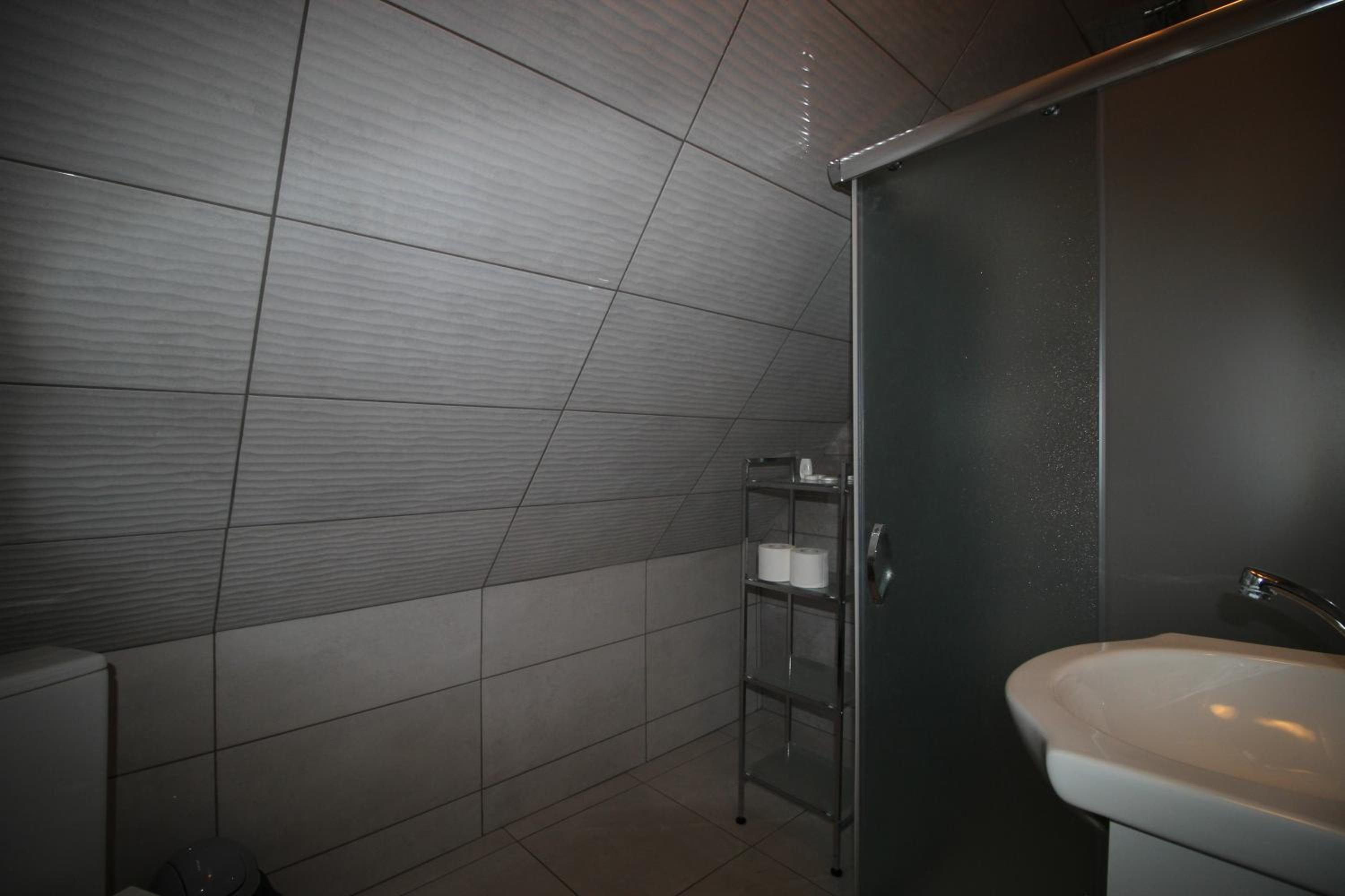 Attic Twin Room with Bathroom - Photo 3