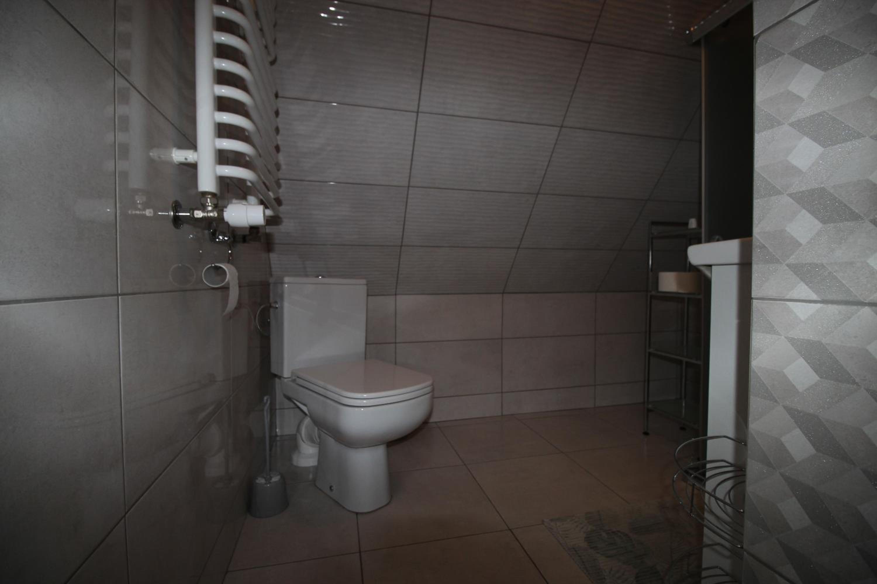 Attic Twin Room with Bathroom - Photo 4