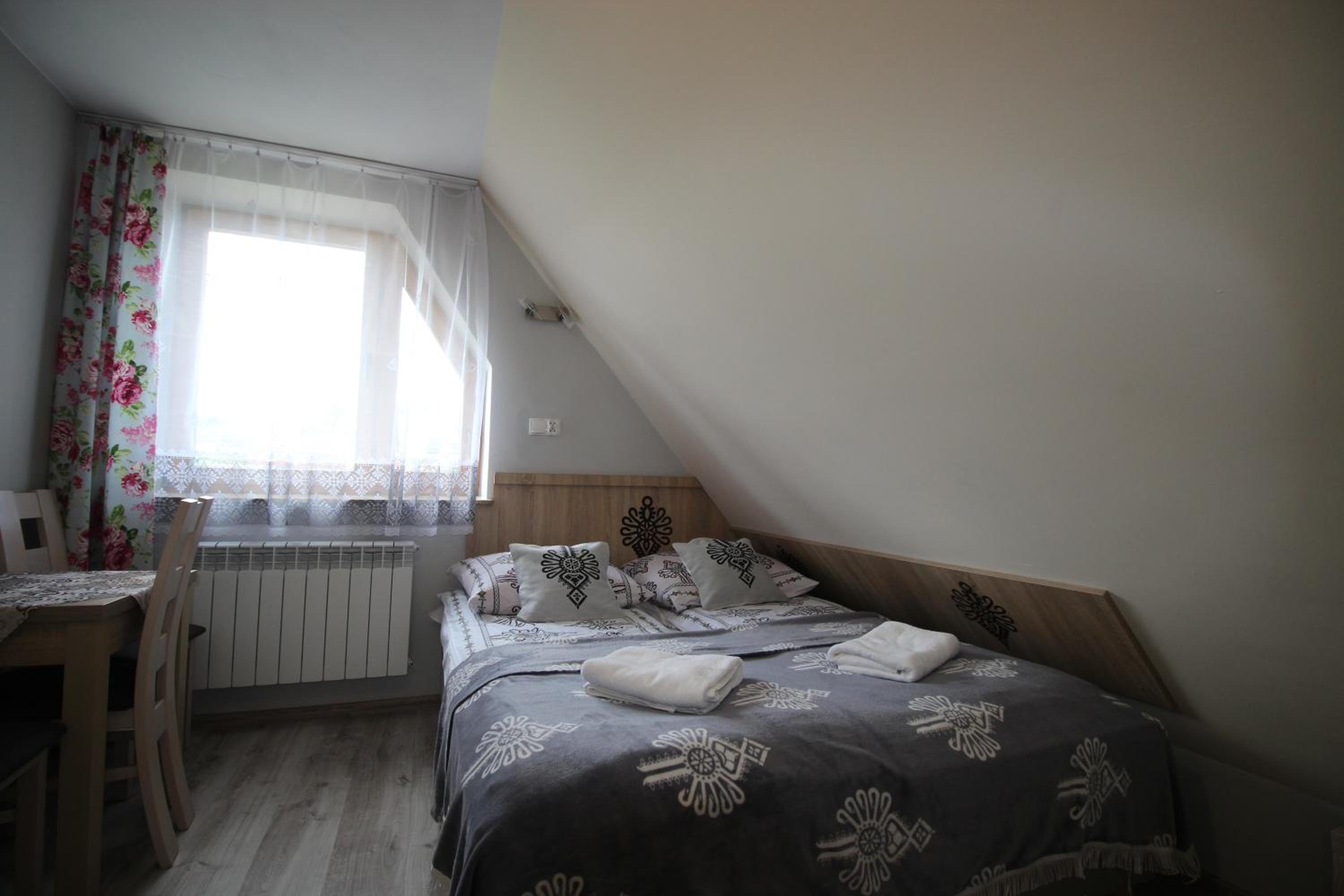 Attic Twin Room with Bathroom - Photo 11
