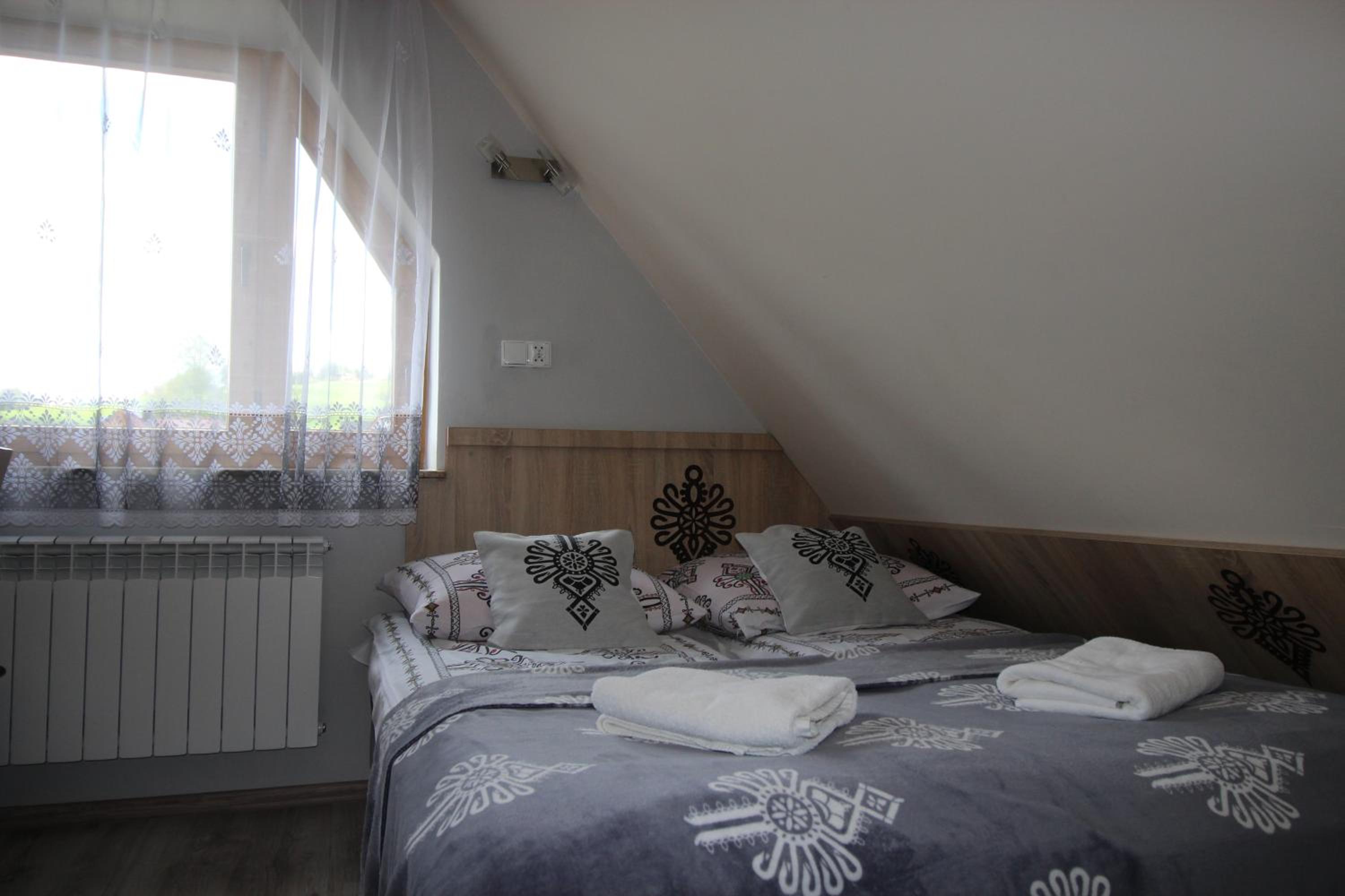 Attic Twin Room with Bathroom - Photo 10