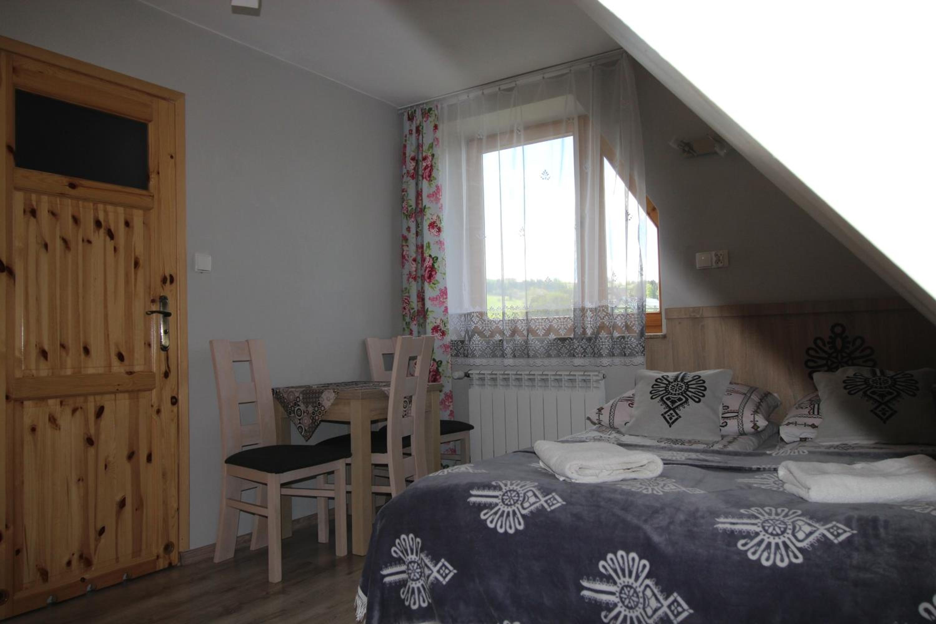 Attic Twin Room with Bathroom - Photo 9