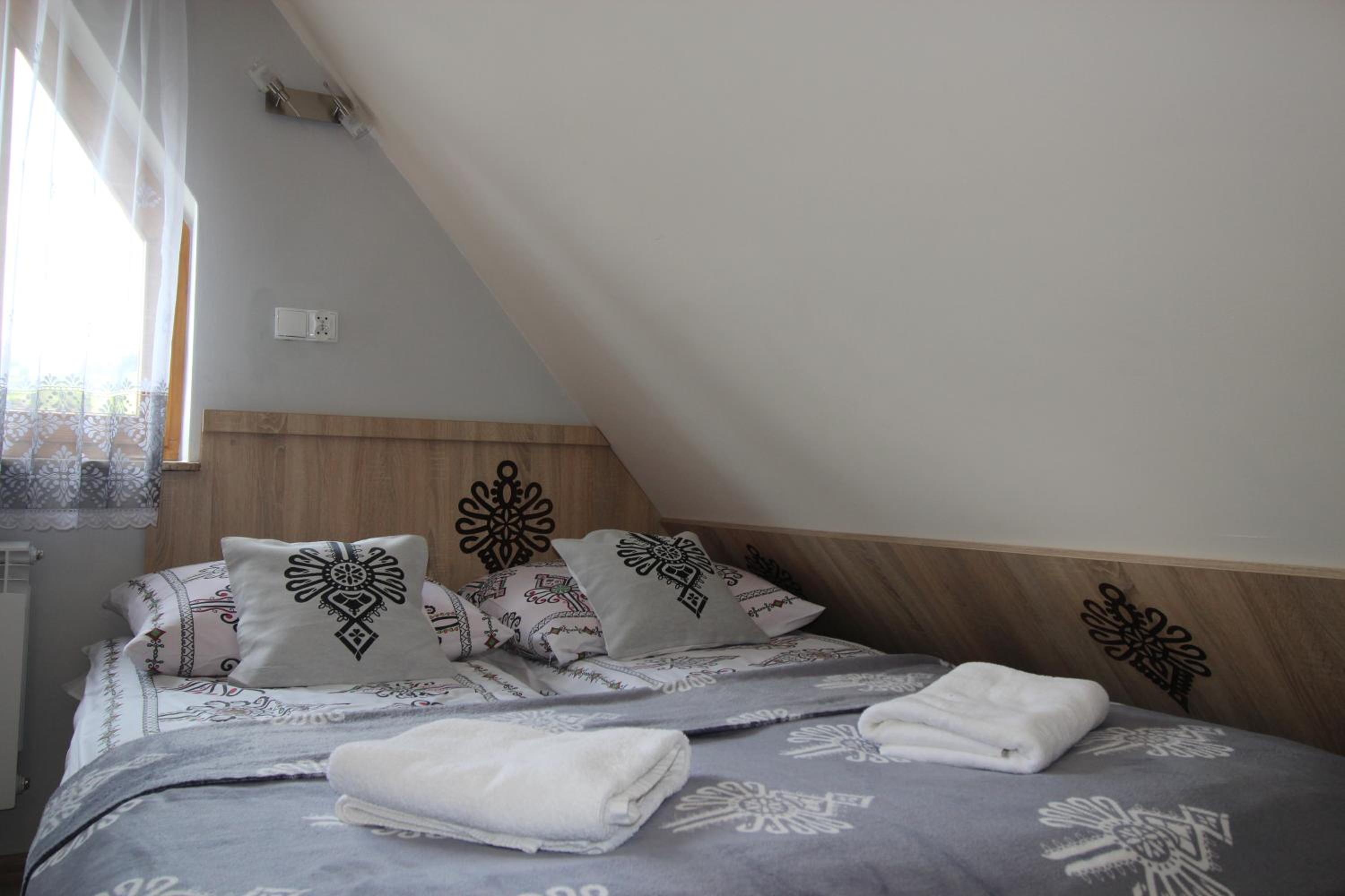 Attic Twin Room with Bathroom - Photo 7