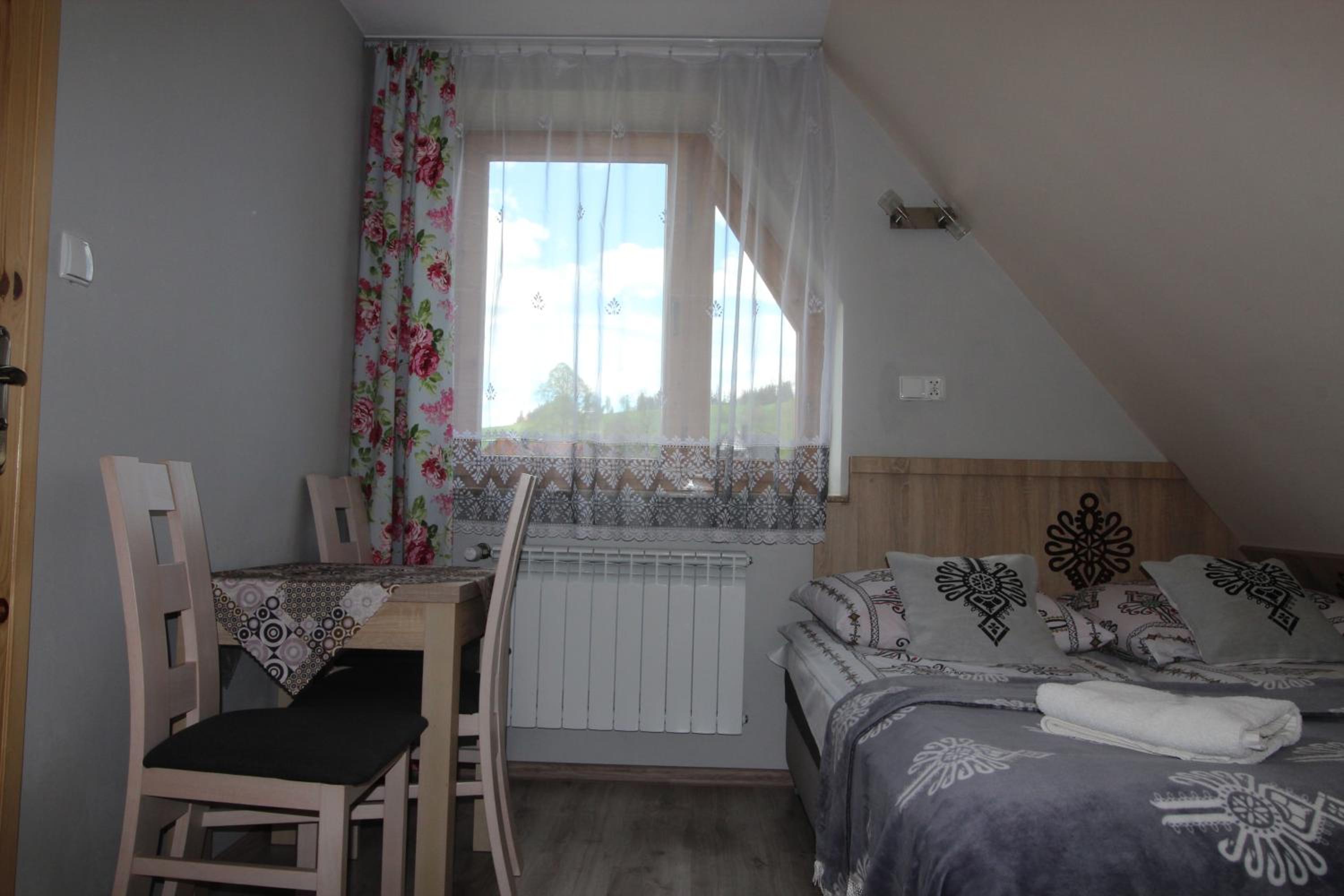 Attic Twin Room with Bathroom - Photo 2