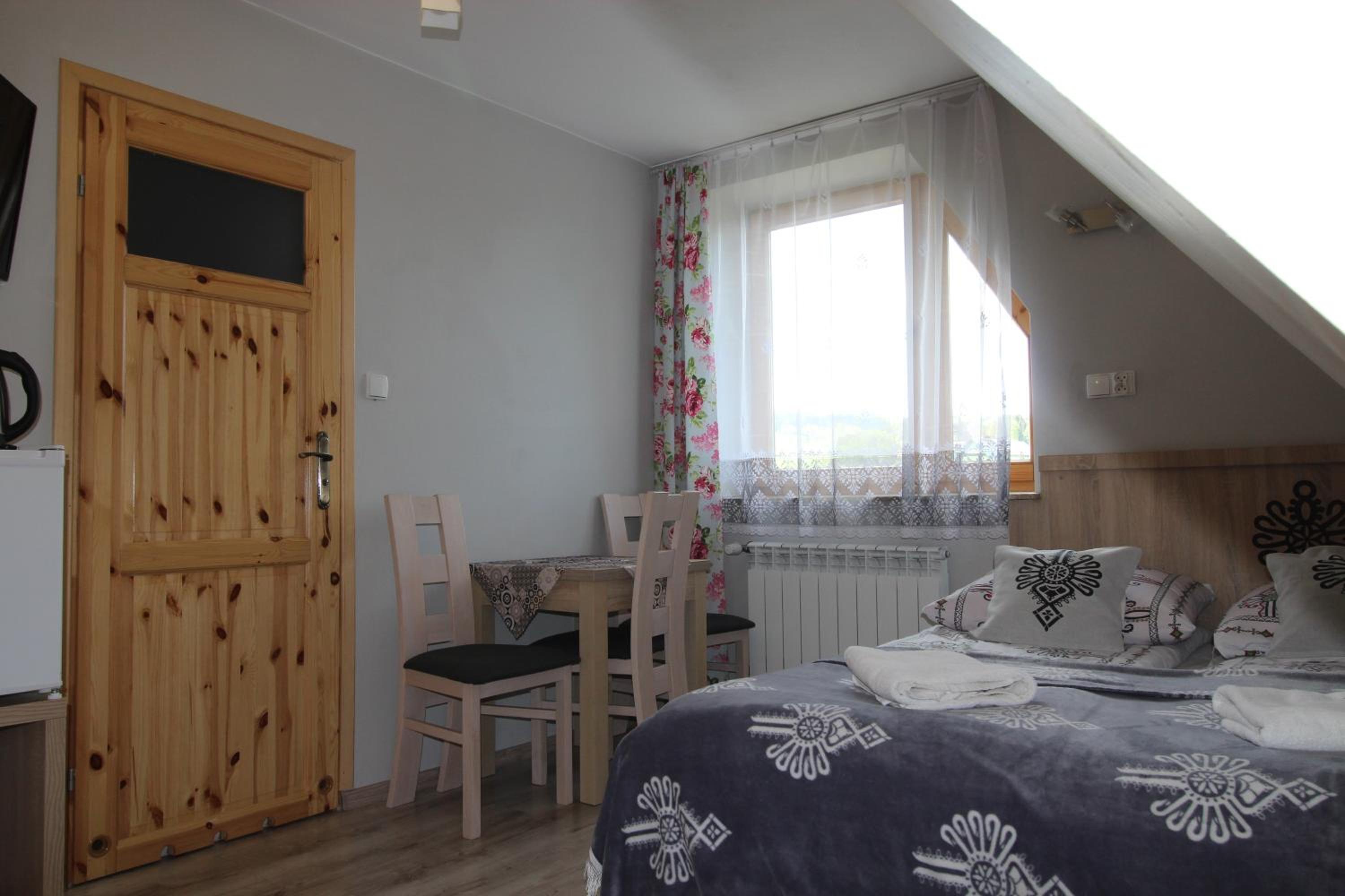 Attic Twin Room with Bathroom - Photo 1