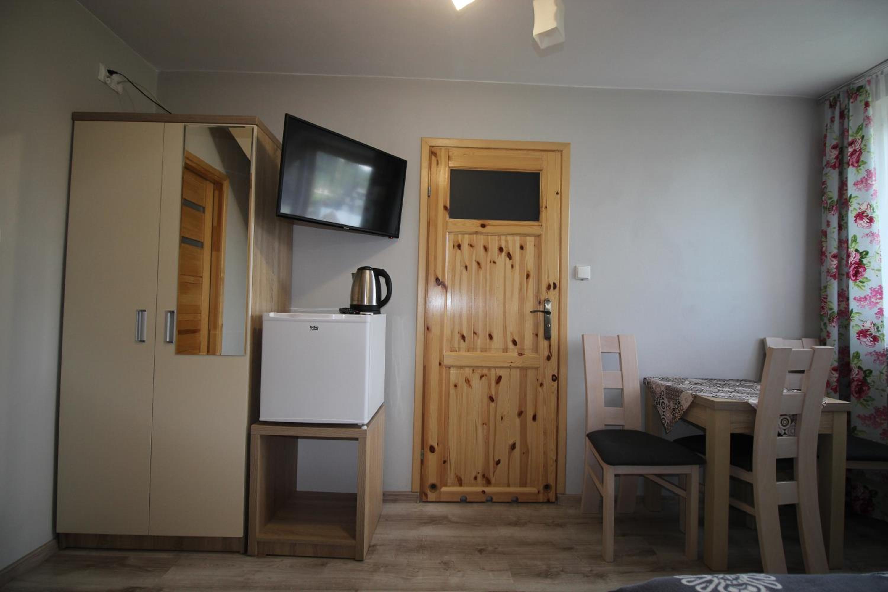 Attic Twin Room with Bathroom - Photo 6