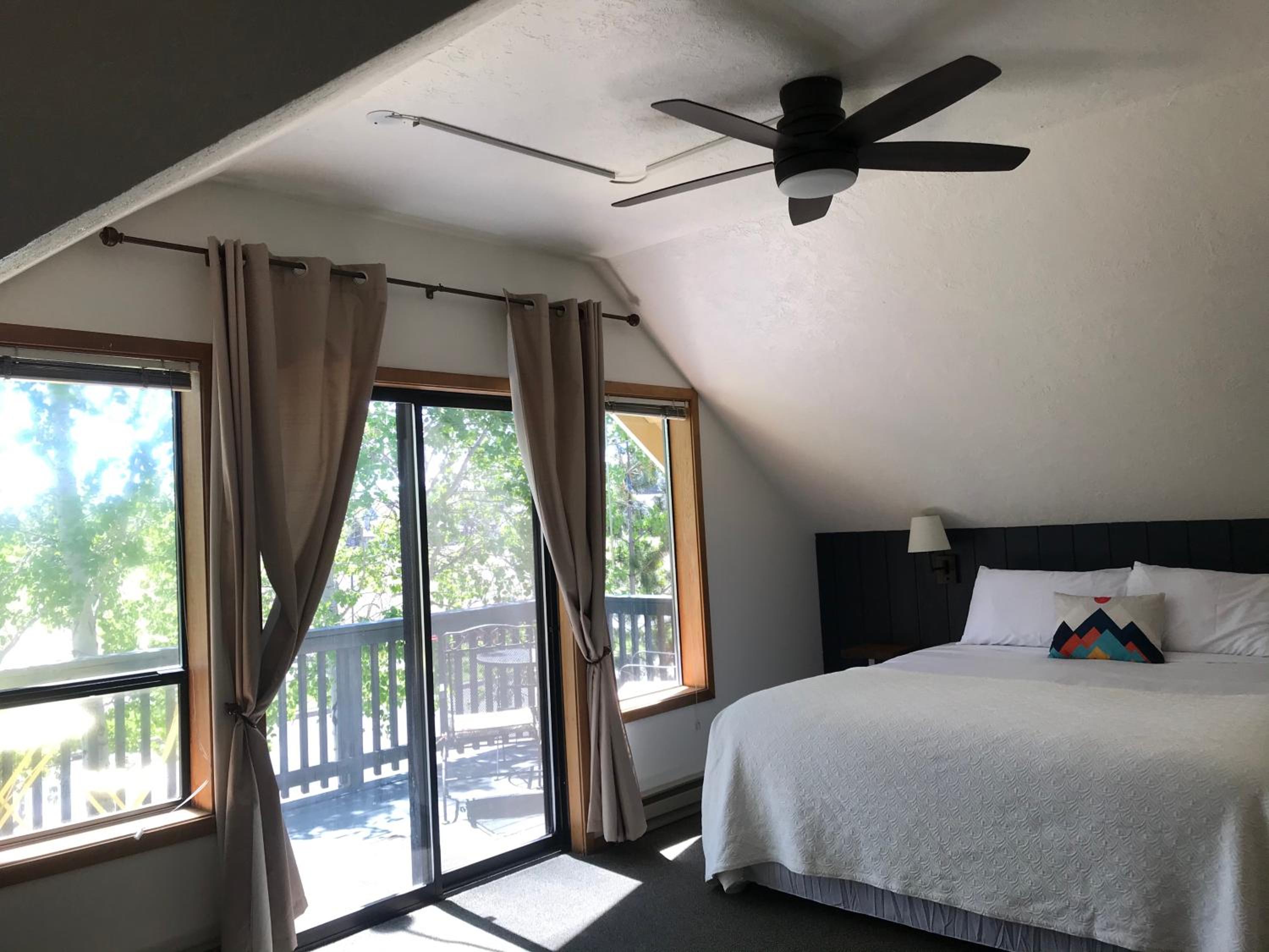 King Suite with Balcony photo 3