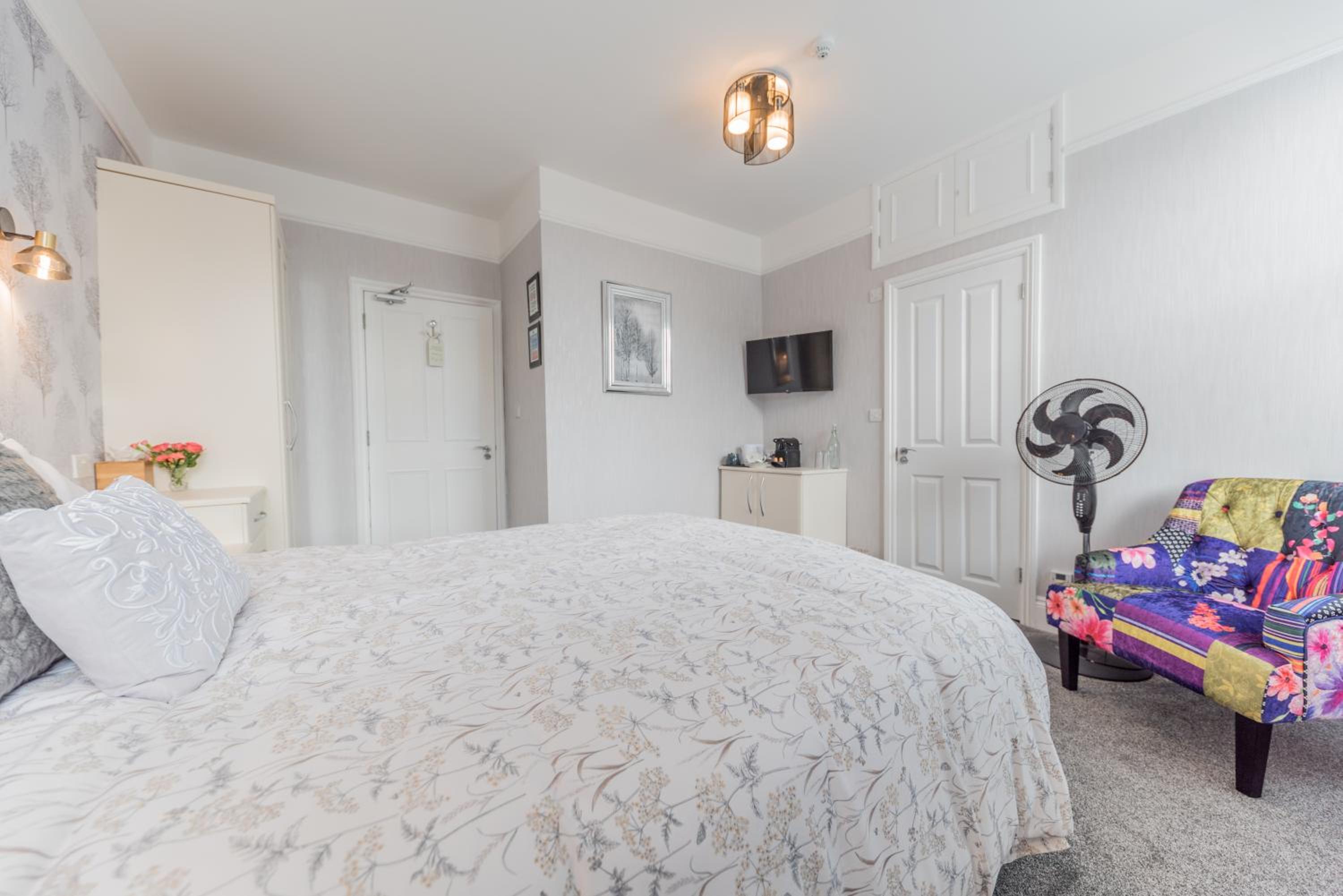 Deluxe King Room - Photo 2