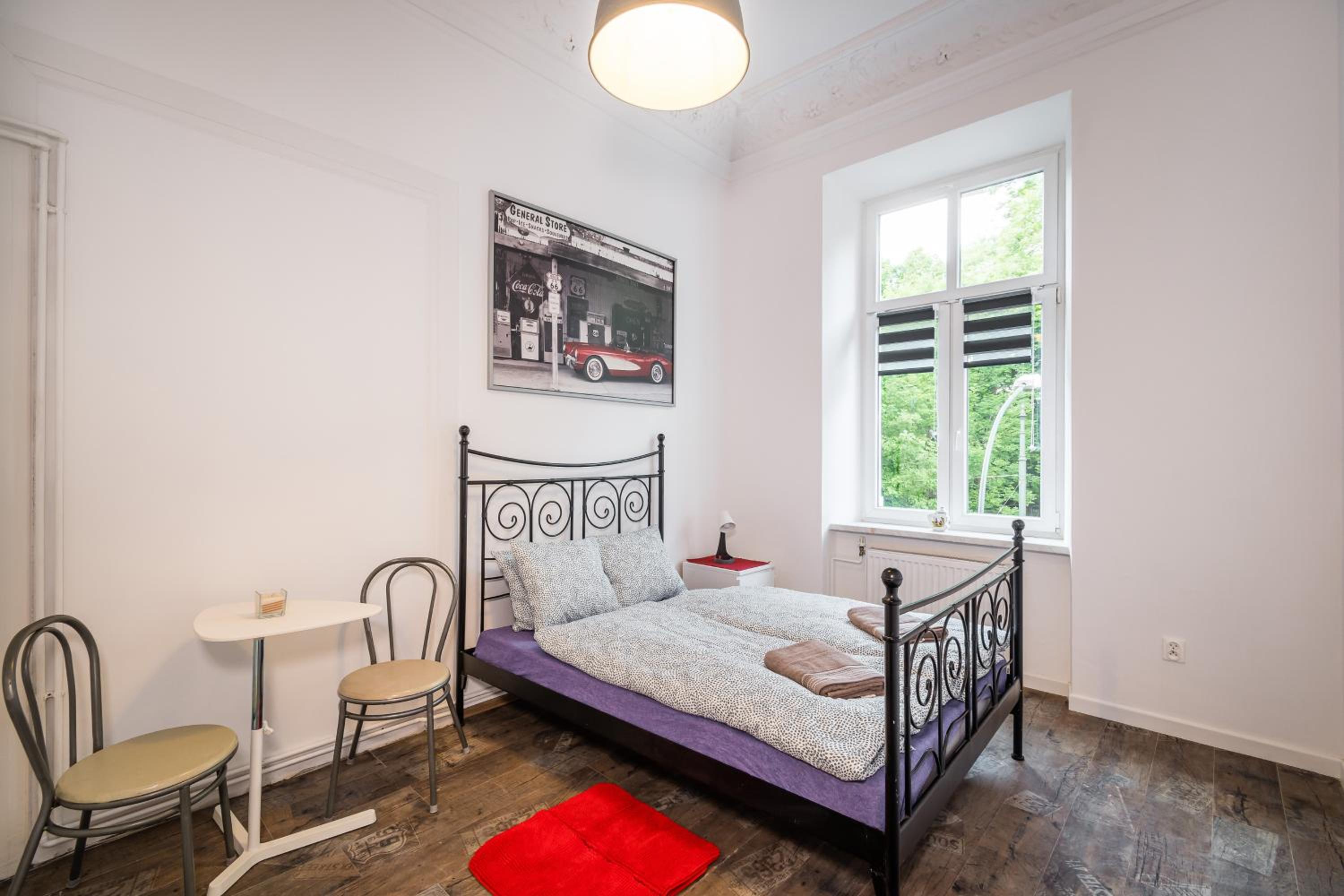 One-Bedroom Apartment - Photo 1