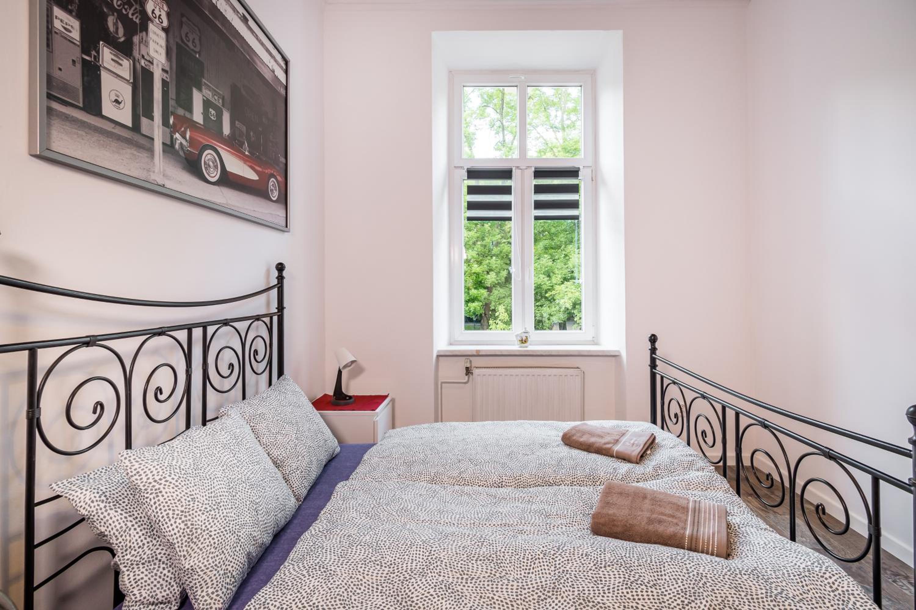 One-Bedroom Apartment - Photo 2