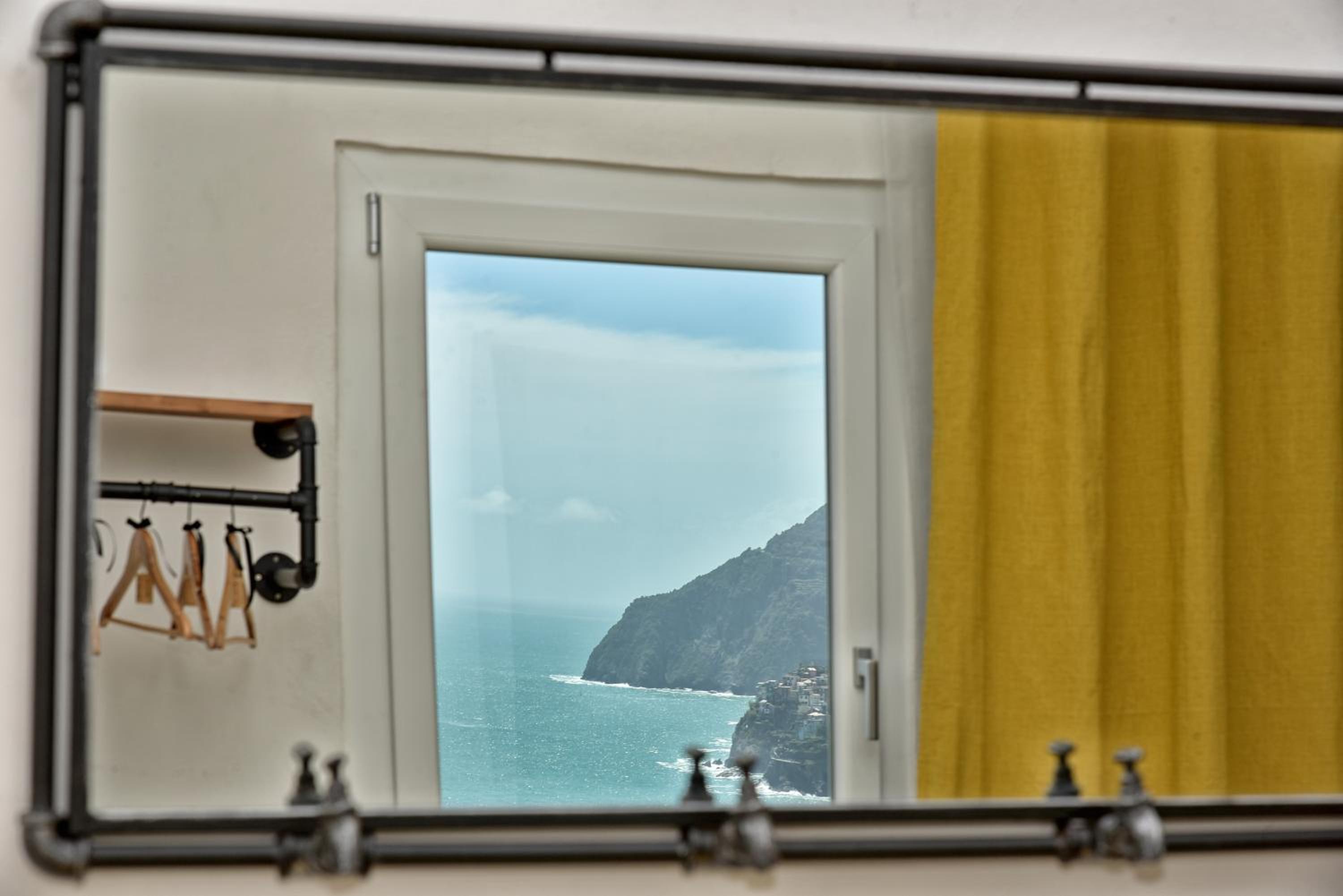 Deluxe Double Room with Sea View - Photo 9