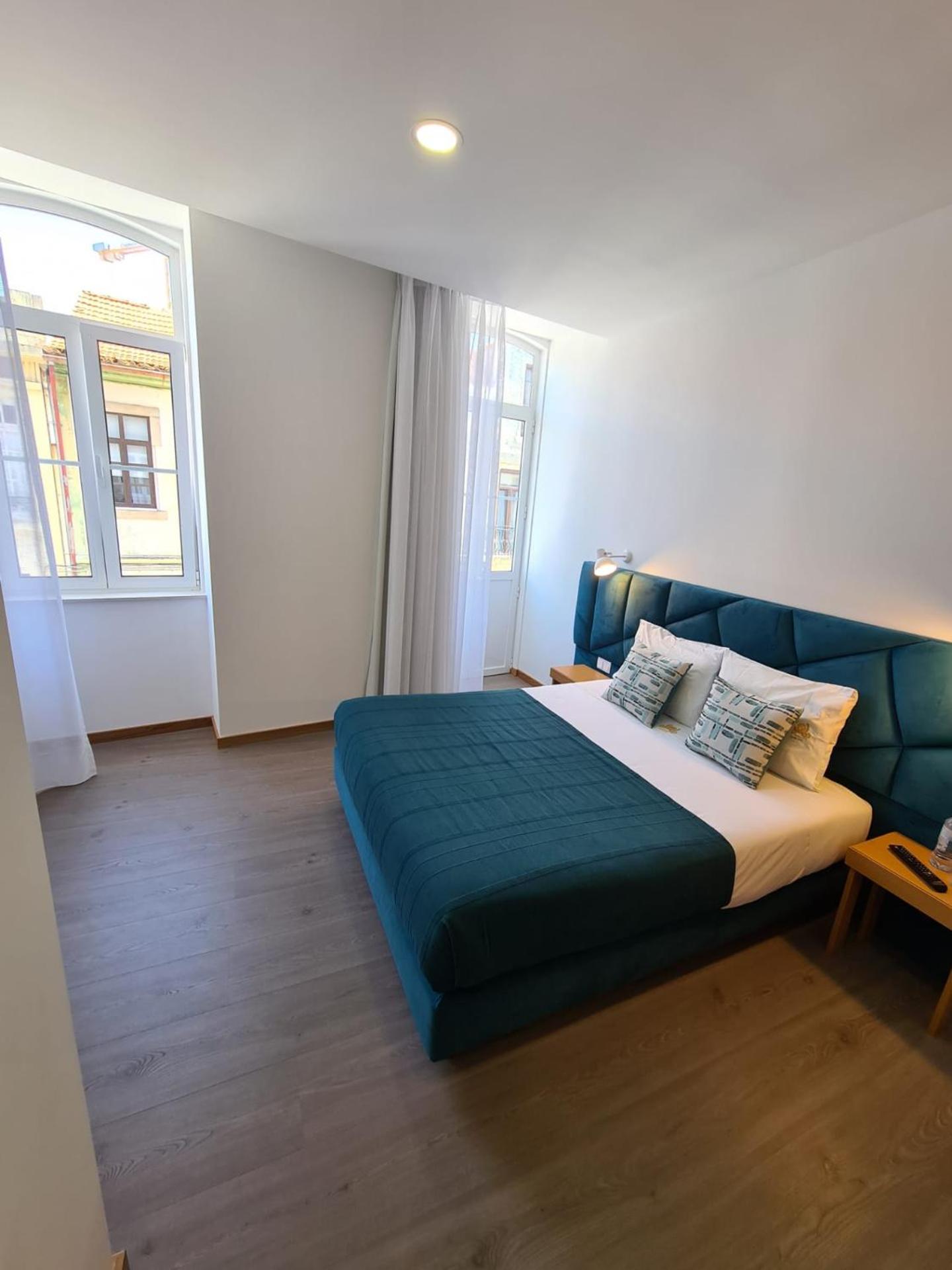 King Room with Balcony - Photo 8