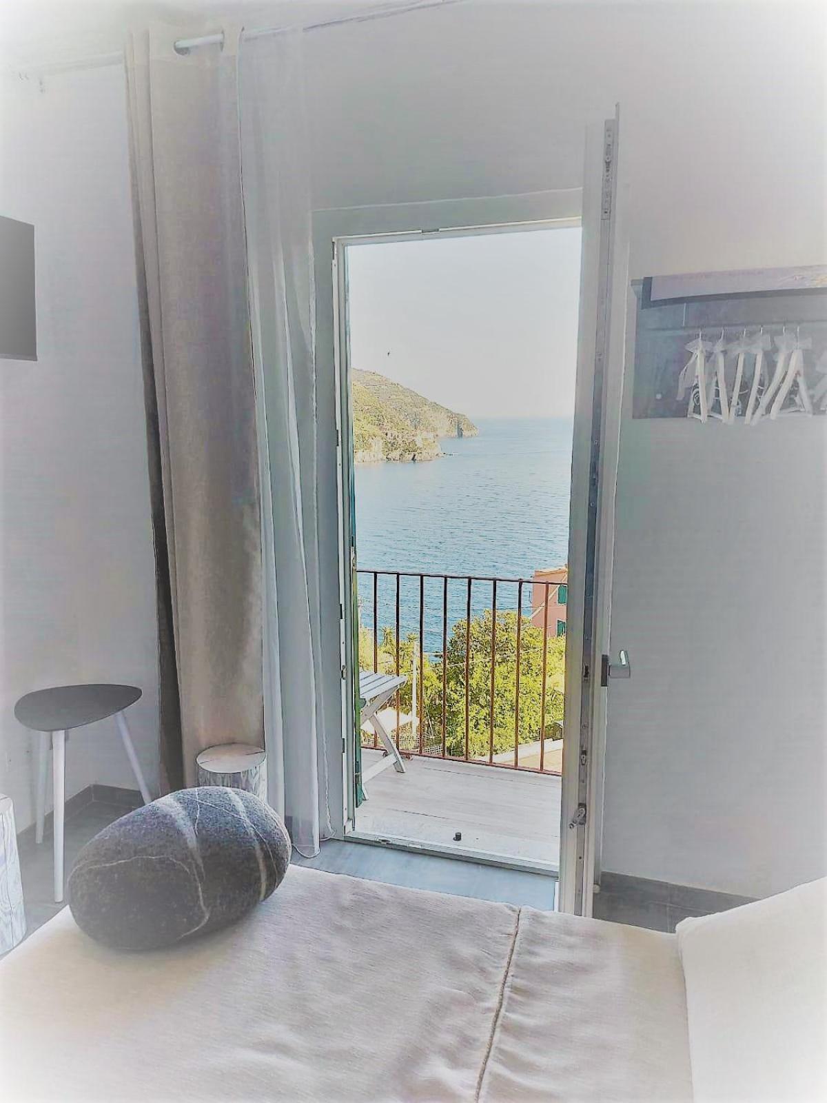 Deluxe Double Room with Balcony and Sea View - Photo 9