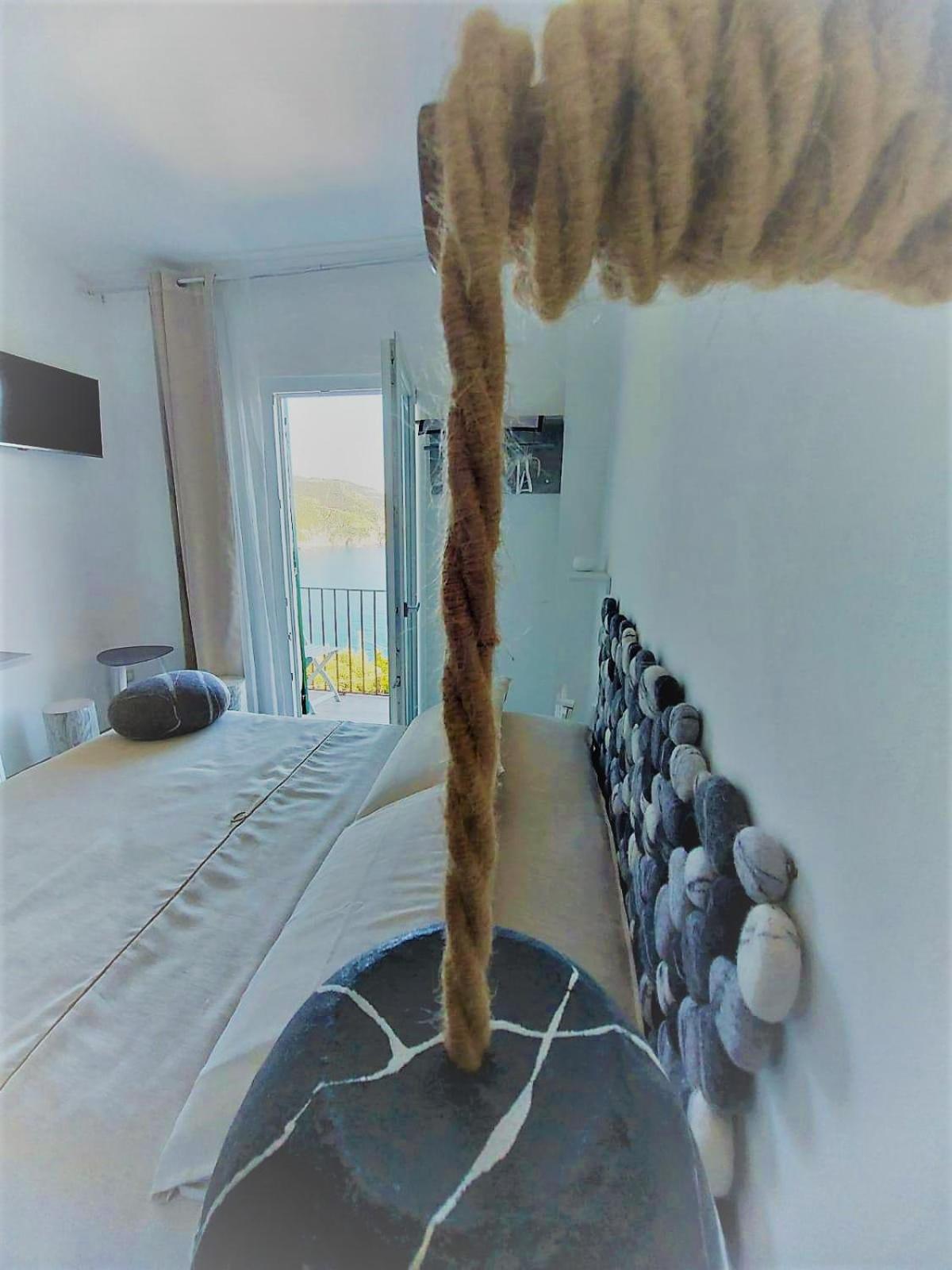 Deluxe Double Room with Balcony and Sea View - Photo 8