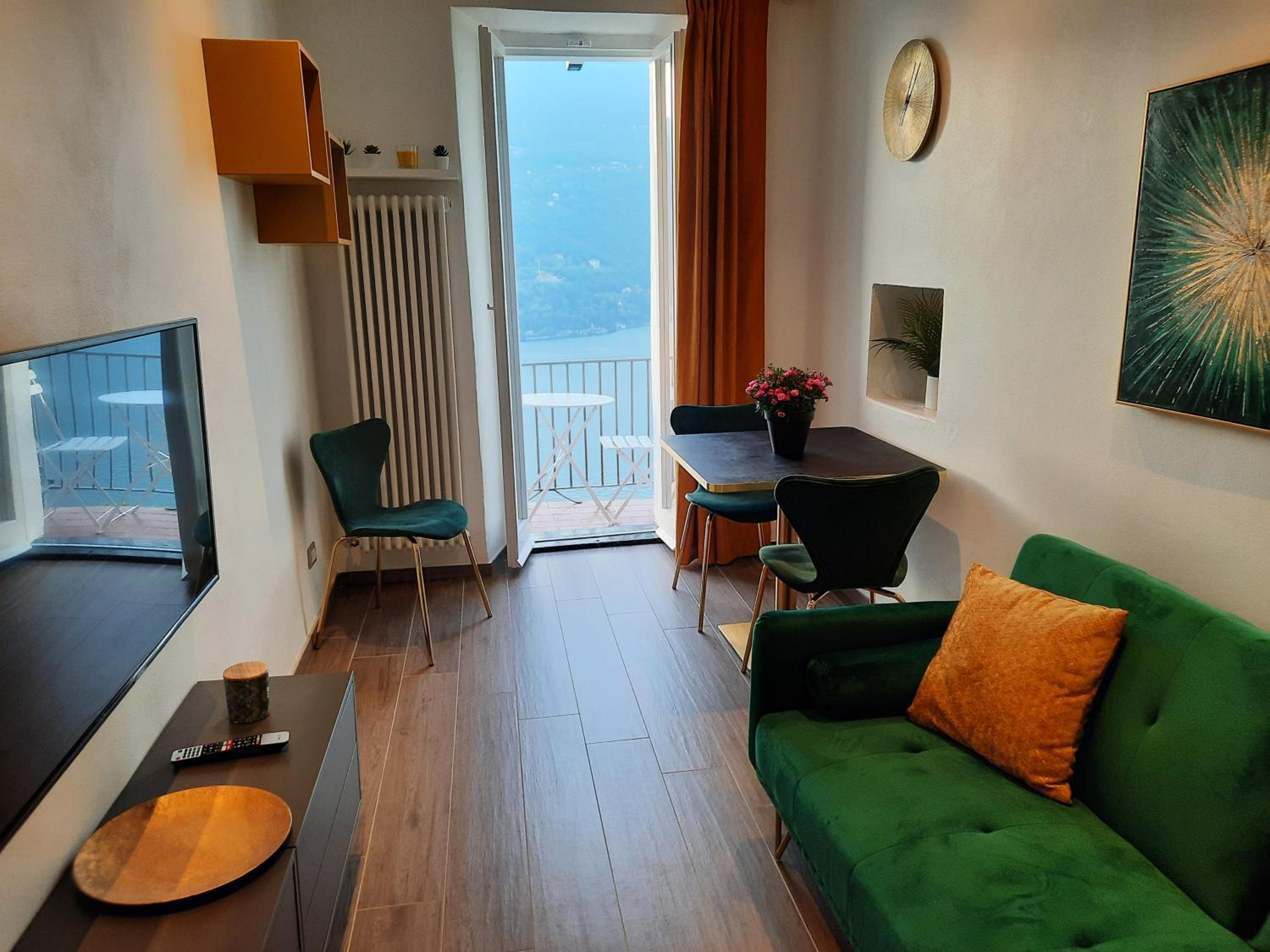 Apartment with Lake View - Photo 9