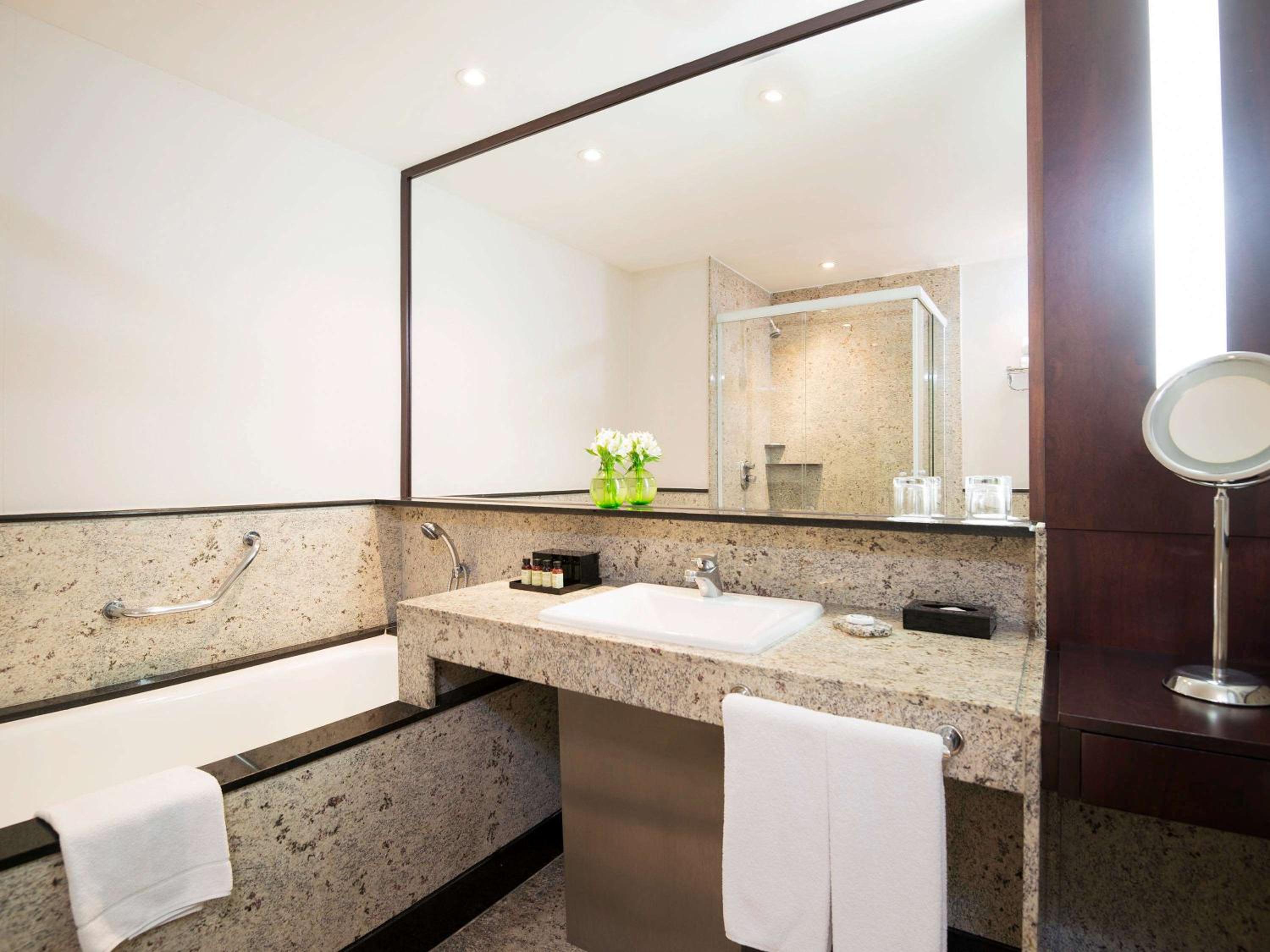 Presidential Suite with One King Bed and Bathtub photo 2