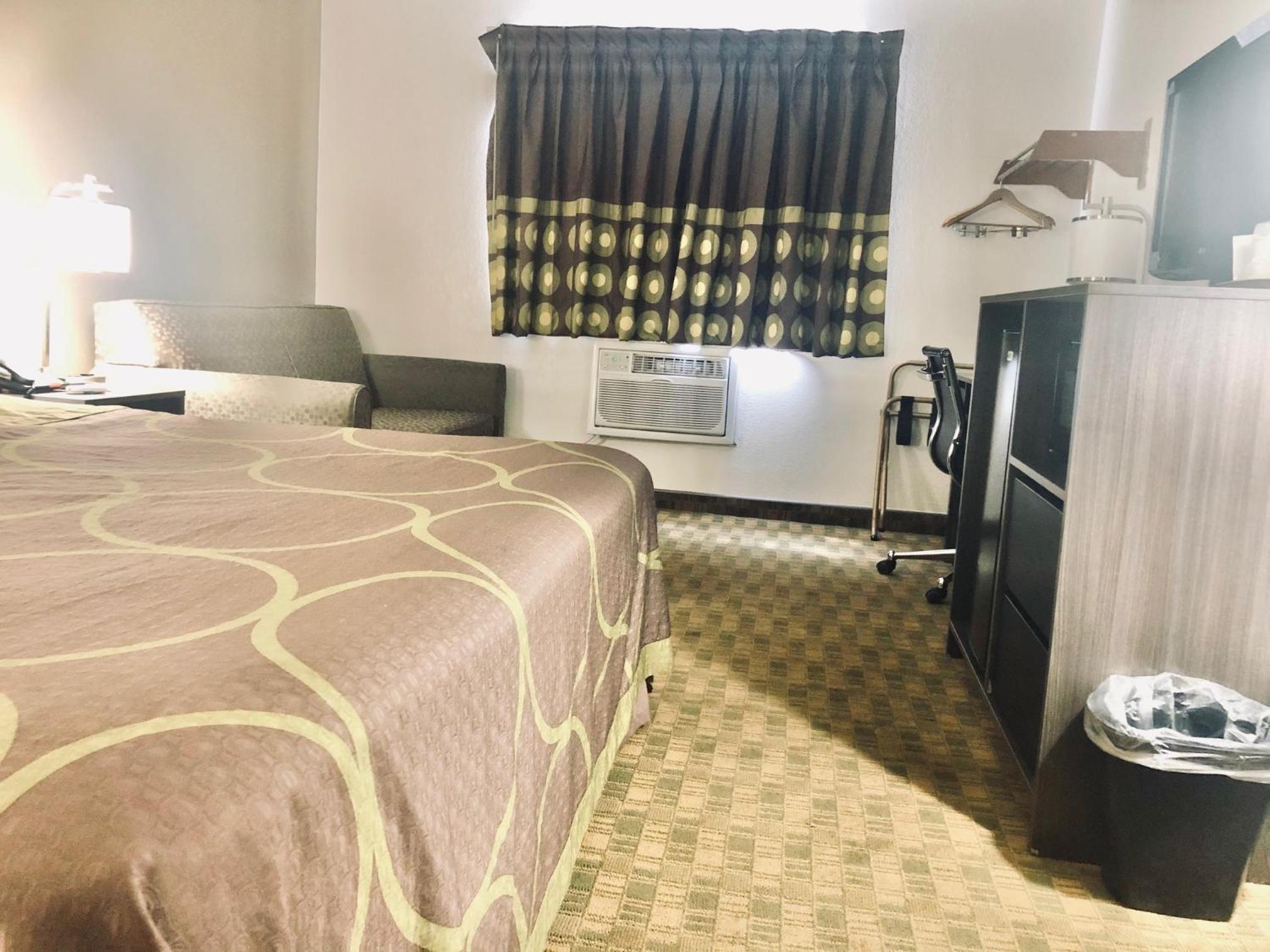 Deluxe King Room - Non-Smoking - Photo 5