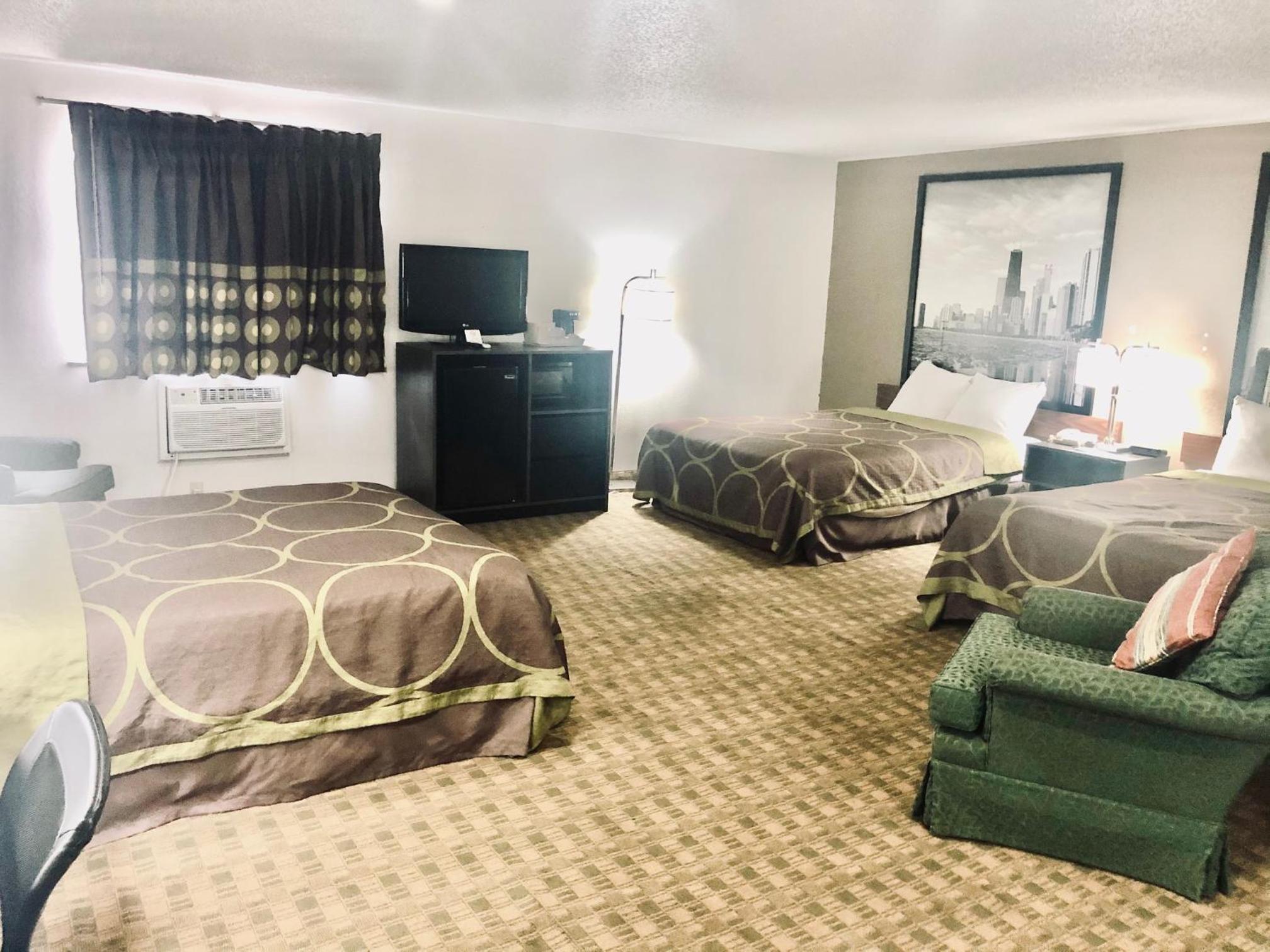 Studio Suite with Three Queen Beds - Non-Smoking photo 1