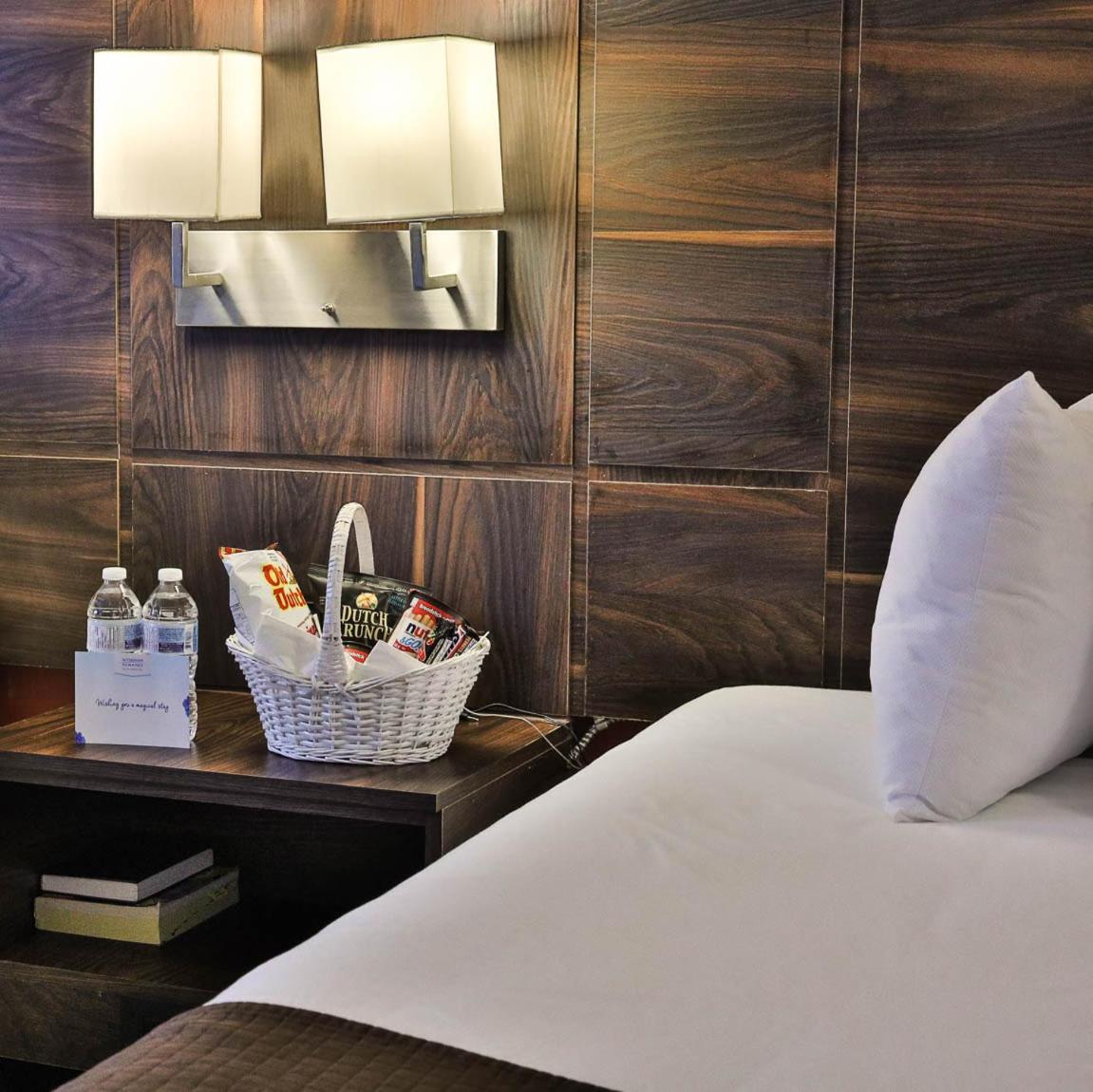 Queen Room with Two Queen Beds - Photo 3