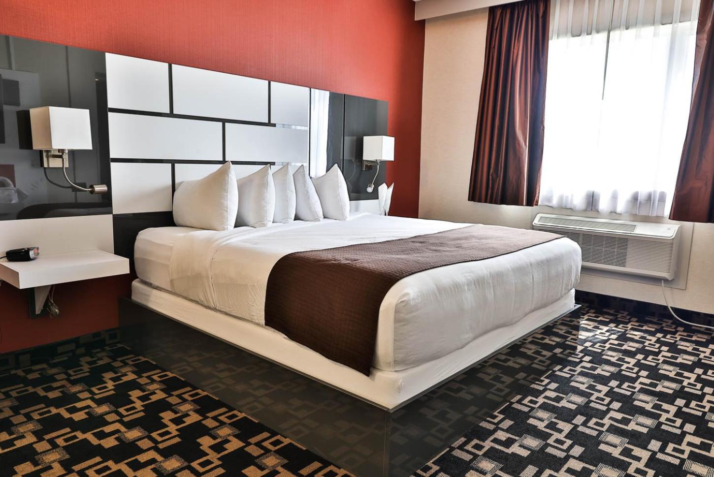 King Suite with Spa Bath - Photo 8