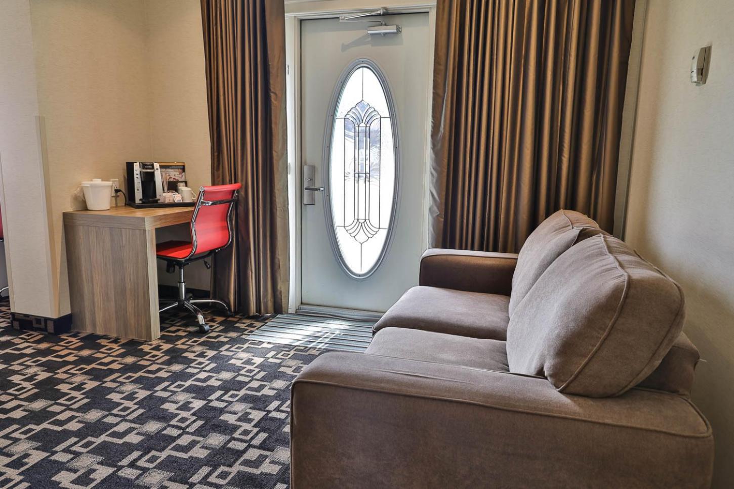 King Suite with Spa Bath - Photo 6