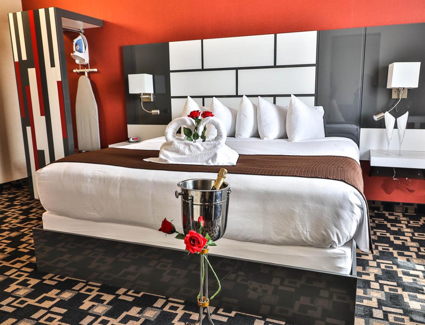 King Suite with Spa Bath - Photo 7