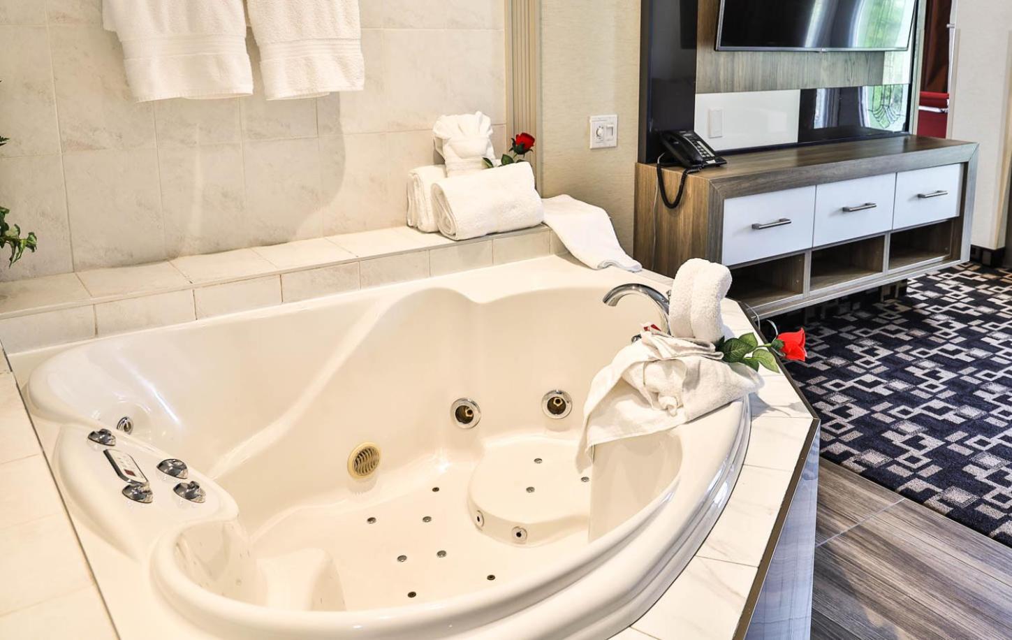 King Suite with Spa Bath - Photo 11