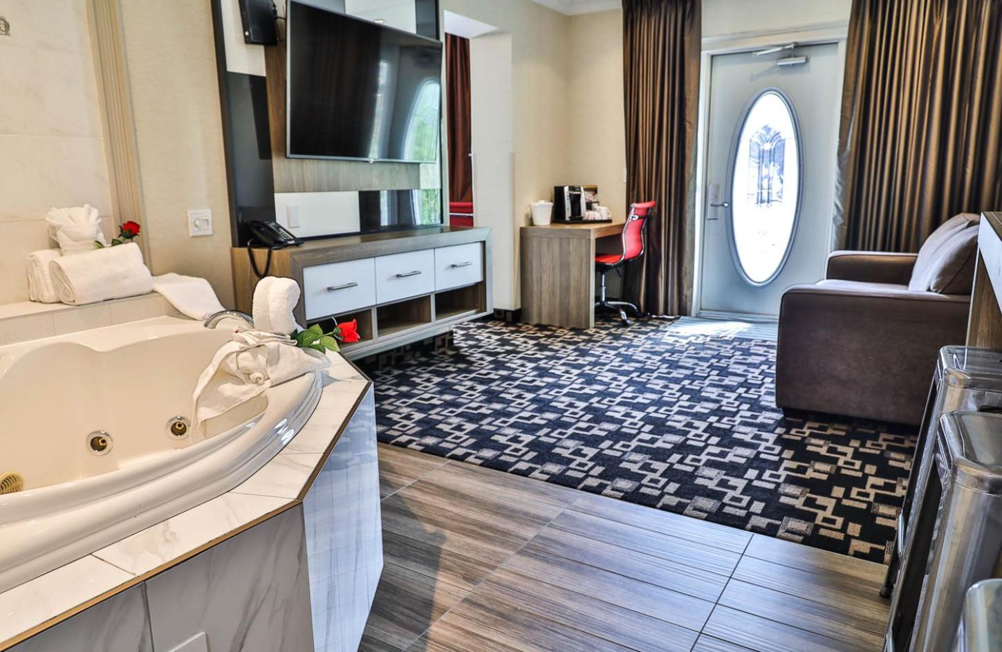 King Suite with Spa Bath - Photo 18