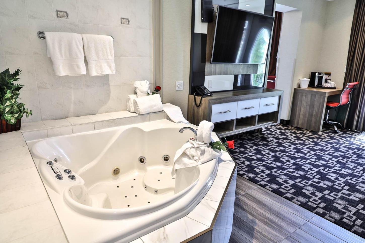 King Suite with Spa Bath - Photo 17