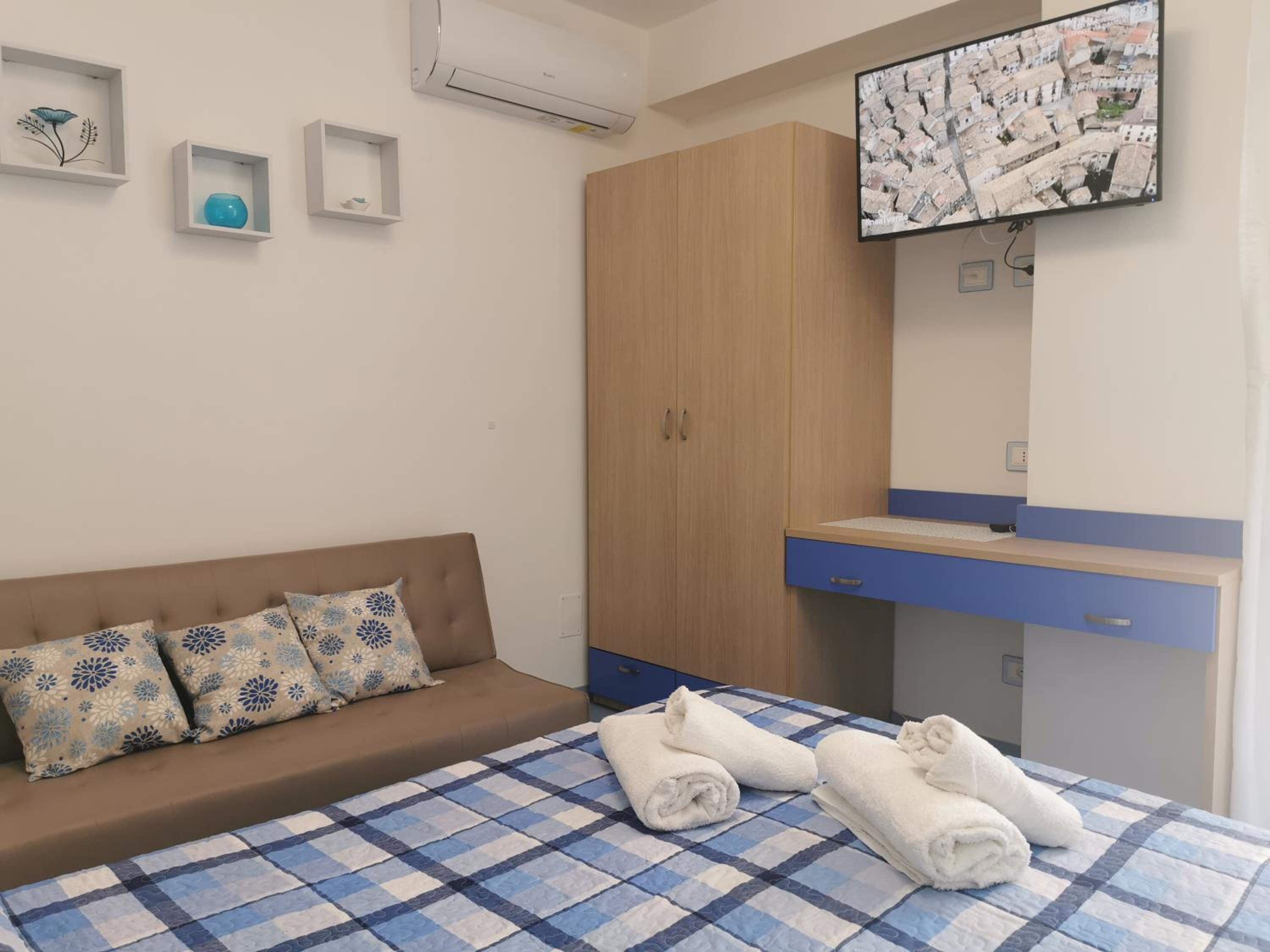 Standard Queen Room - Photo 13