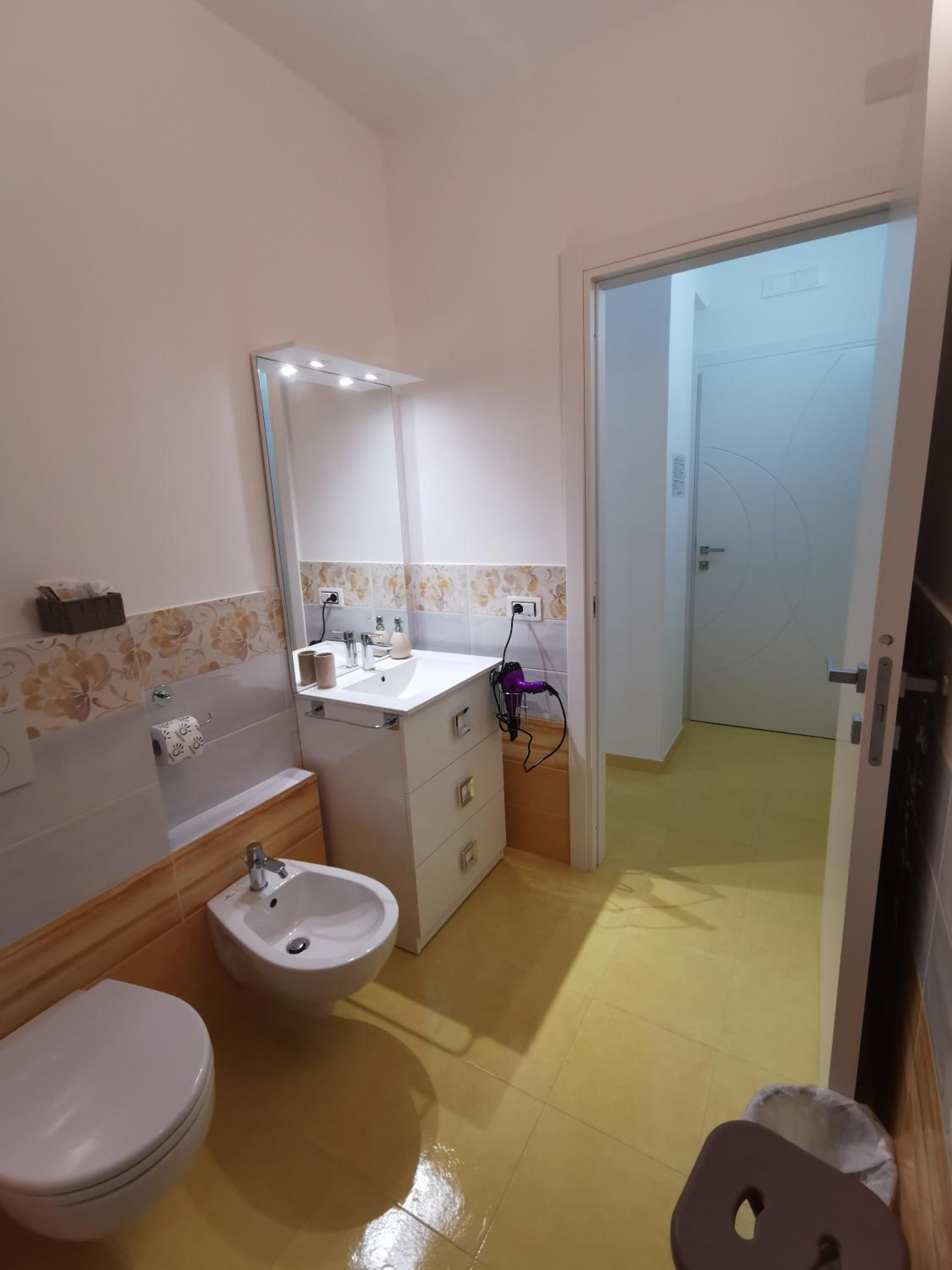 Standard Queen Room - Photo 23