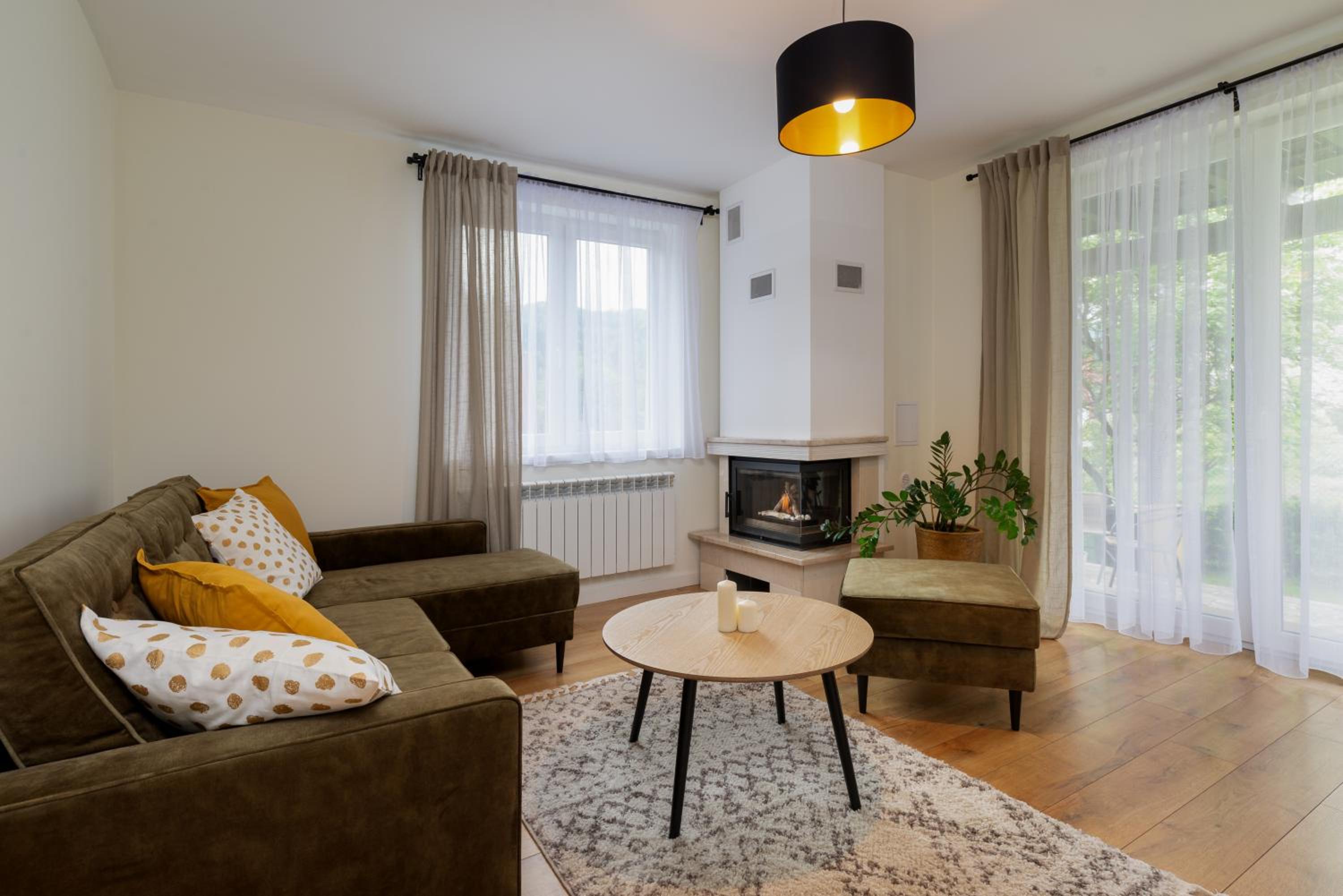 Five-Bedroom House photo 1