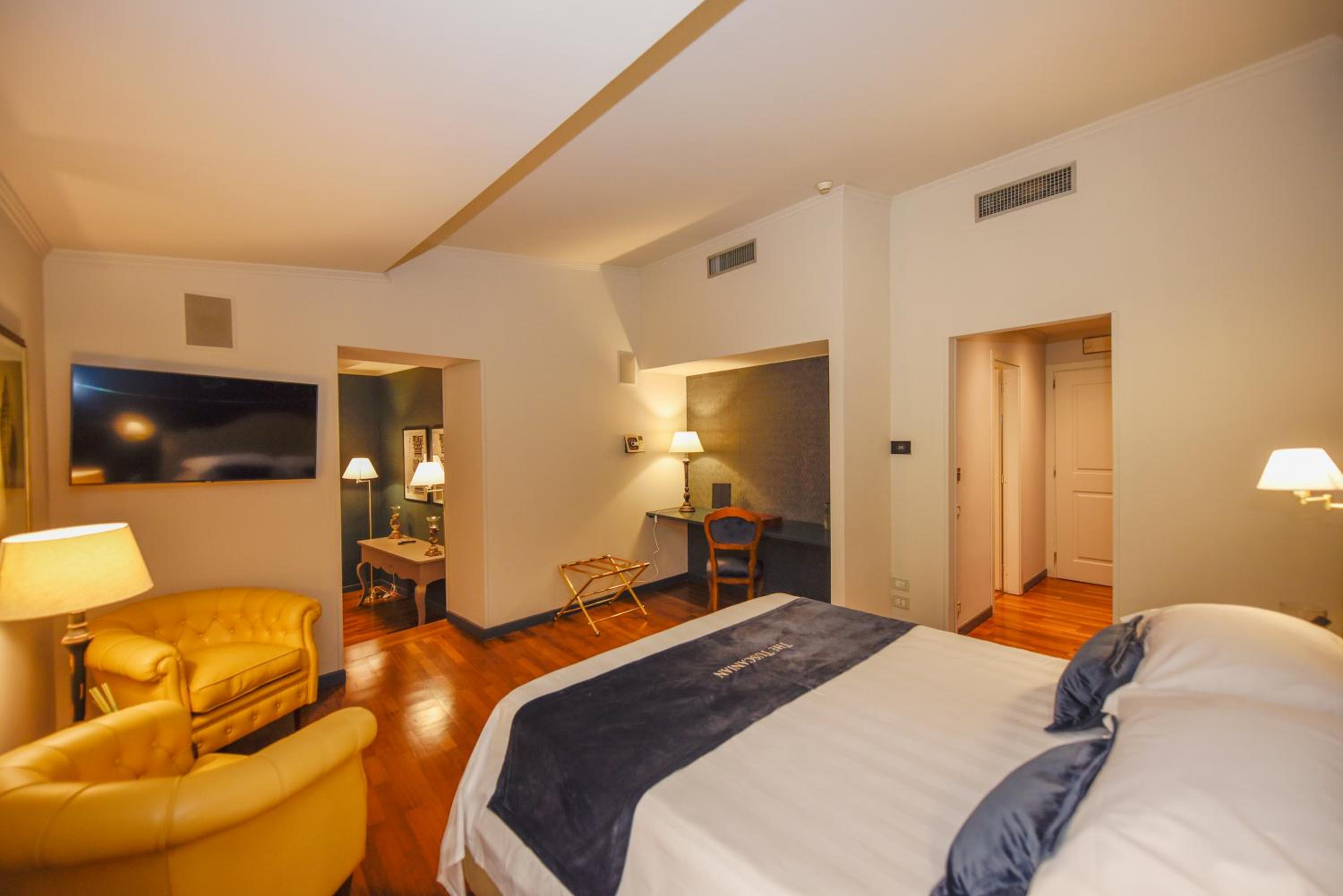  Deluxe King Suite - Photo 6