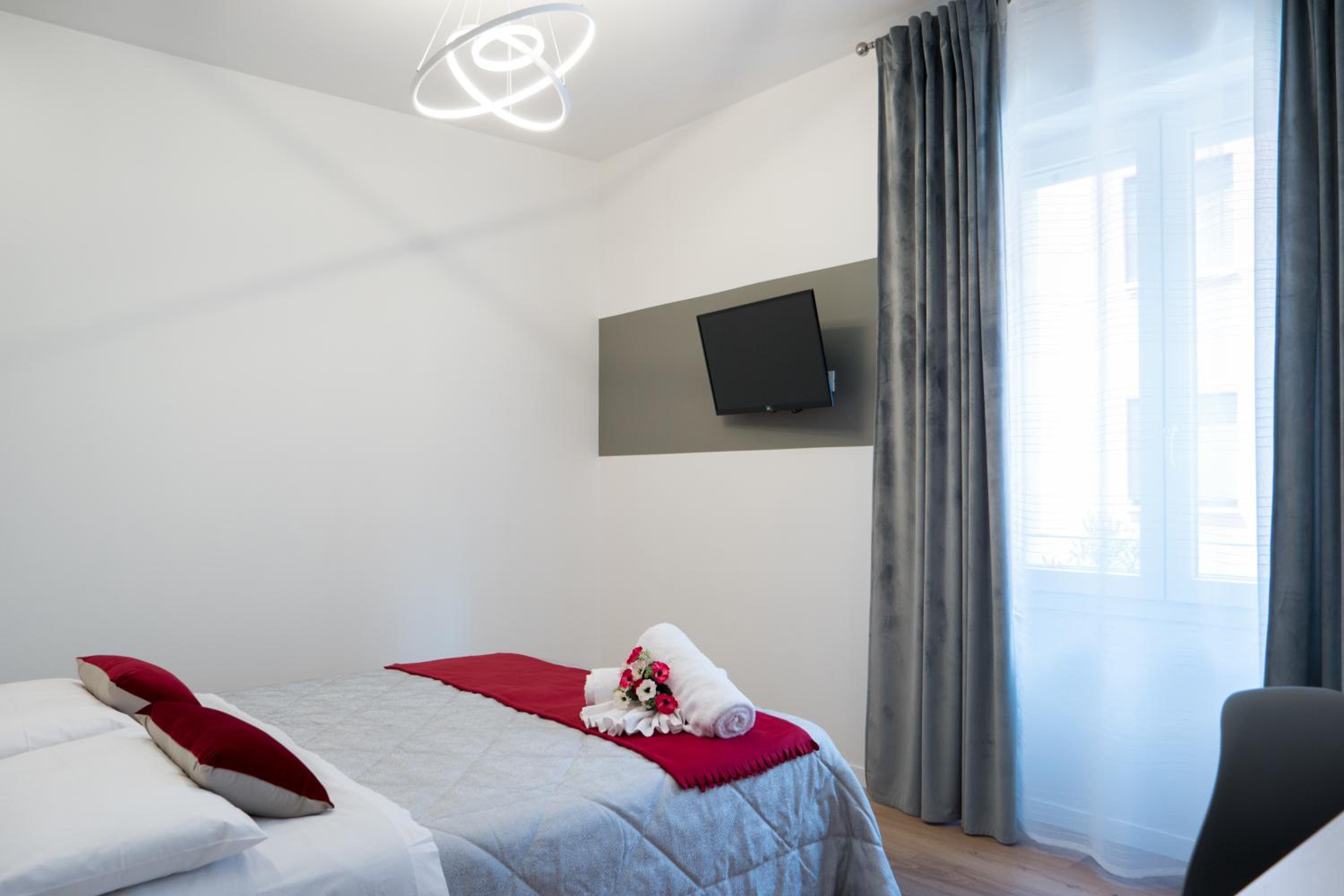 Double Room with Private Bathroom - Photo 10