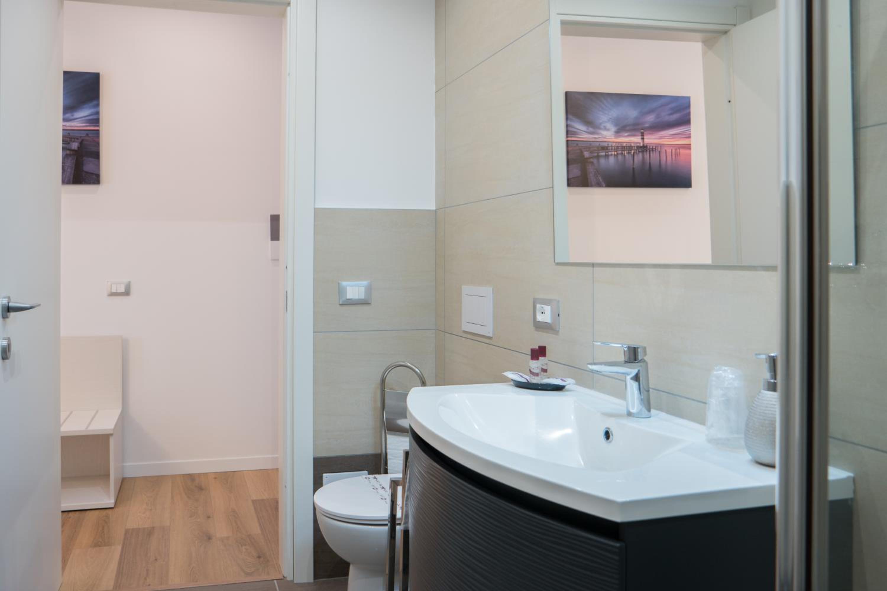 Double Room with Private Bathroom - Photo 16