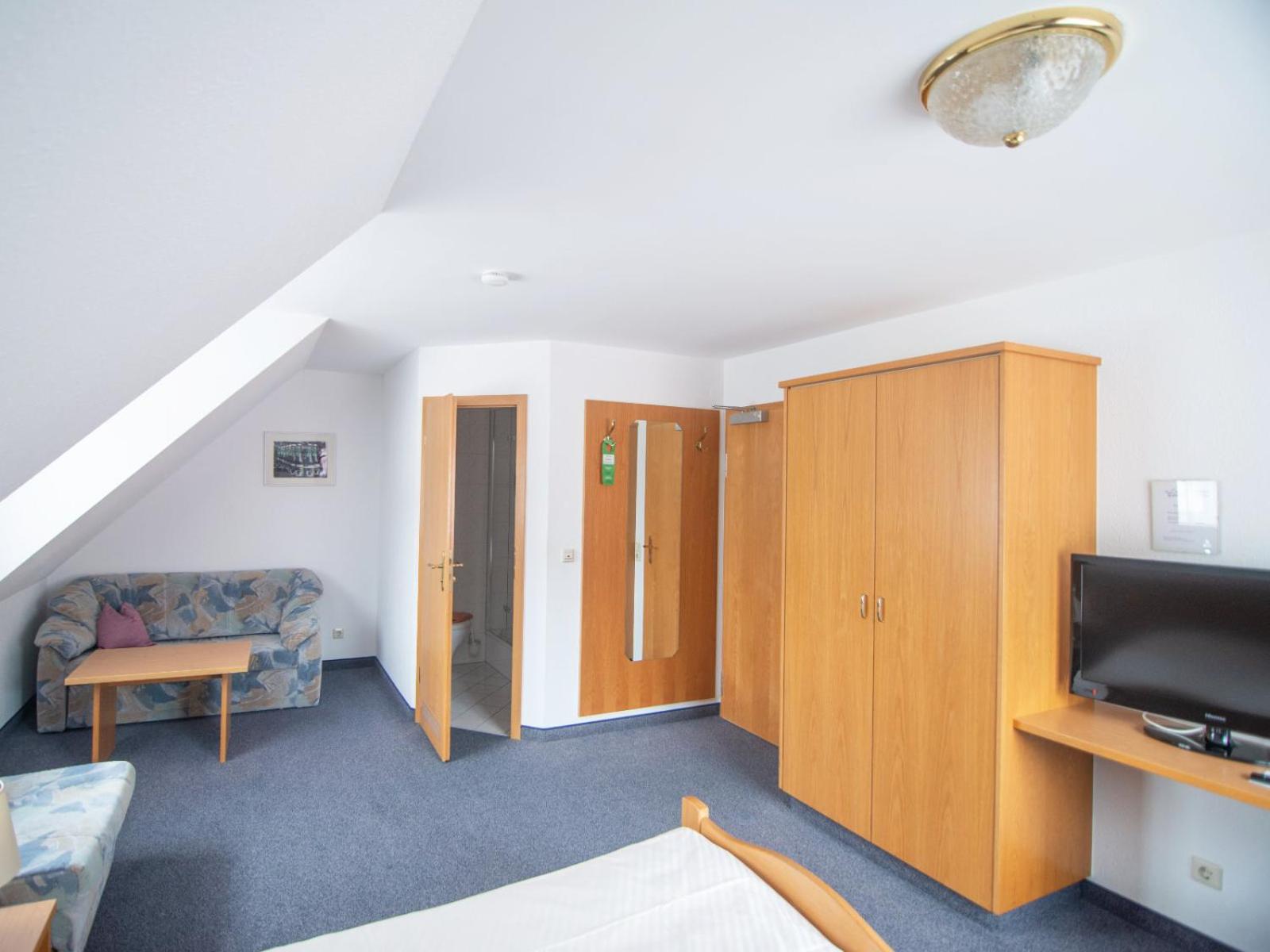 Quadruple Room with Private Bathroom - Photo 1