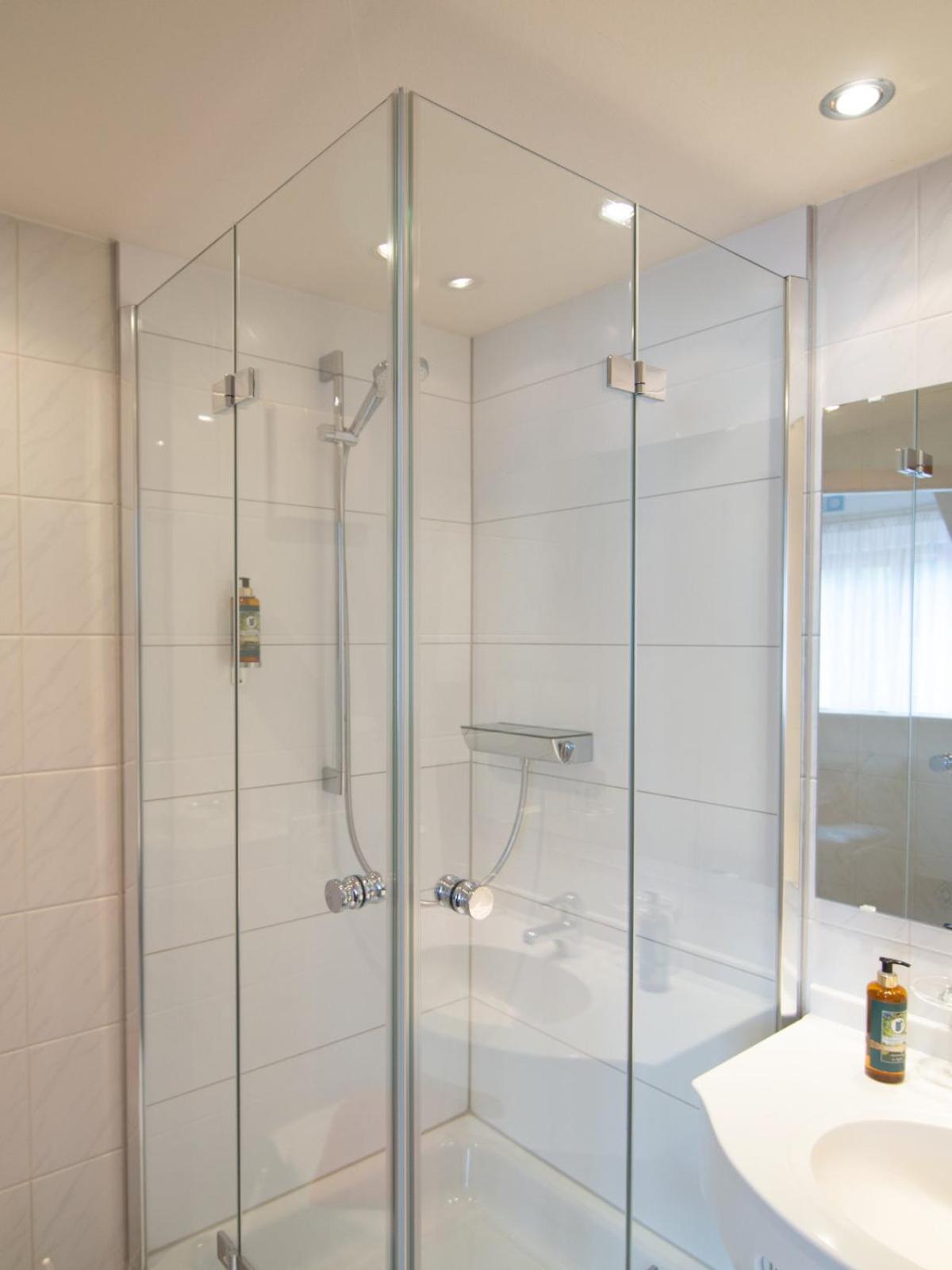 Quadruple Room with Private Bathroom - Photo 4